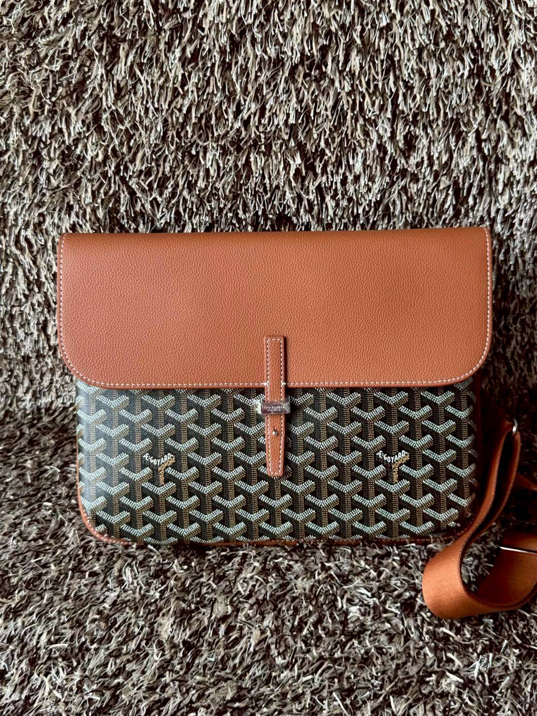ORI หนังแท้ | Goyard Coursier Messenger bag กระเป๋าทรงแมสเซ็นเจอร์ดีไซน์ใหม่เพรียวบาง น้ําหนักเบากะทัดรัด ภายในมีช่องหลักขนาดใหญ่และกระเป๋า มีช่องด้านหลังสําหรับจัดเก็บสิ่งจําเป็นในชีวิตประจําวัน