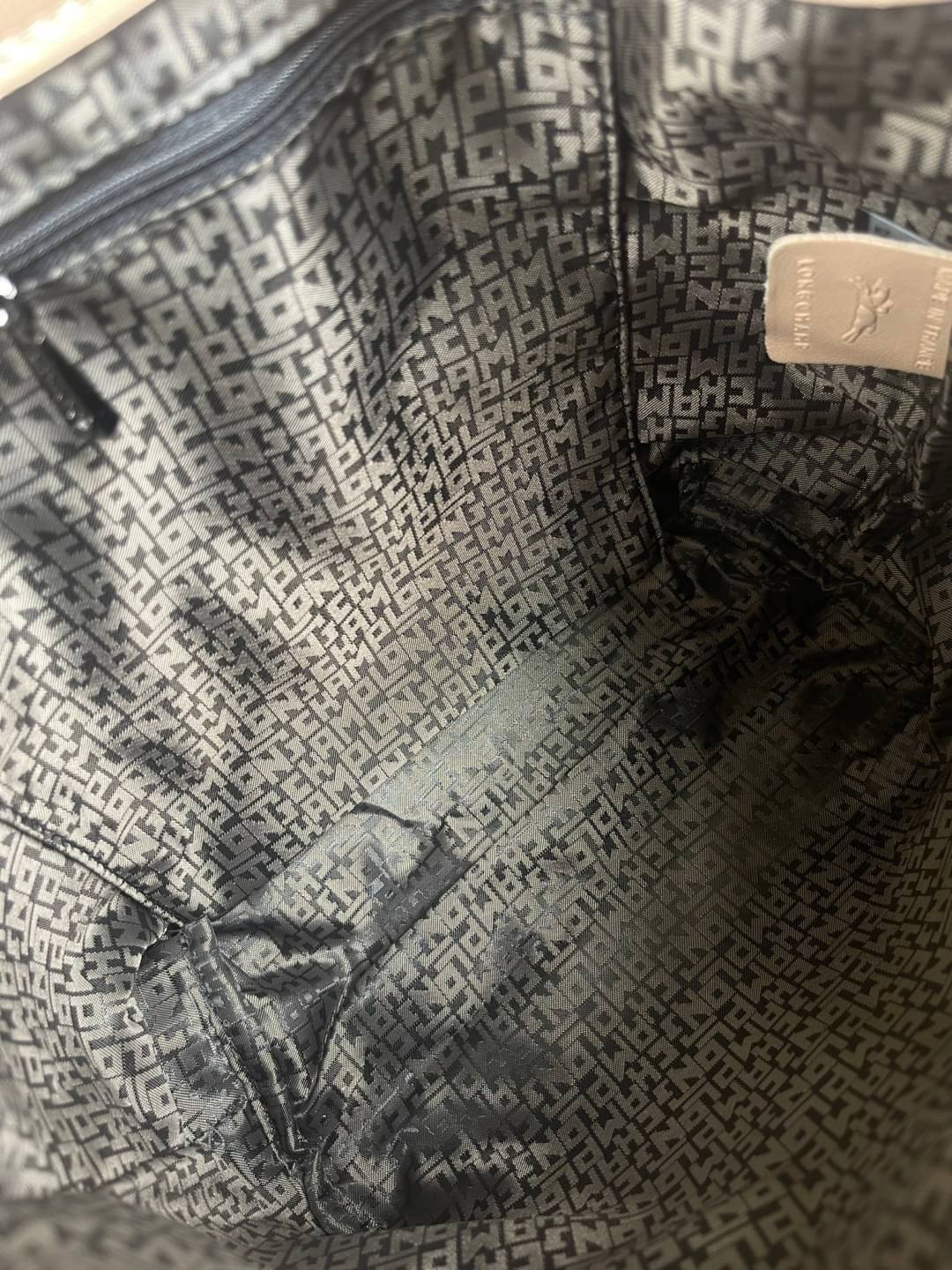 Longchamp Le Pliage Cuir Xs Leather Backpack แบรนด์ติดเทรนด์ตลอดไม่เคยเปลี่ยนกับ ทรง Le Pliage Cuir หนึ่งในตระกูลกระเป๋าสุดไอคอนิกจากแบรนด์ เมื่อรุ่น Le Pliage Cuir ในรูปแบบของหนังแกะ Metis ได้ถือกำเนิดขึ้นในปี 2012 เป้ที่มีการจัดการปรับดีไซน์ให้มีขนาดกำล