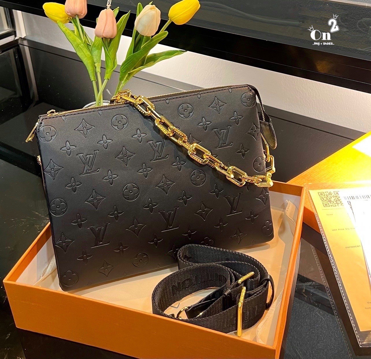 LV HANDLE POUCH MONOGRAM / LV Coussin PM Bag กระเป๋าสะพายกึ่งคลัชท์ สุดล้ำ มาแรงมาก ด้วยความสวยปังตั้งแต่แรกเห็น วัสดุหนังแกะสังเคราะห์ปั๊มลายสวยคม มาพร้อมสาย 2 เส้น เลิศๆ มีสายโซ่ที่มีดีเทลละเอียดไม่ซ้ำ และสายสปอร์ตครอสบอดี้ ที่จะคล้องไว้ทั้งสองเส้นก็ดีง