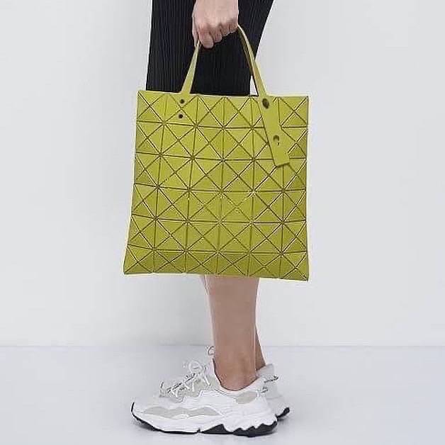 BAO BAO ISSEY MIYAKE LUCENT ONE-TONE กระเป๋า Bao Bao จากแบรนด์ดัง Issey Miyake แบรนด์แฟชั่นจากประเทศญี่ปุ่น ซึ่งมีสินค้ามากมายไม่ว่าจะเป็นเสื้อผ้า นาฬิกา น้ำหอม และที่ขาดไม่ได้นั่นก็คือ กระเป๋า Bao Bao ที่มีความพิเศษในเรื่องของวัสดุและดีไซน์ที่ครองใจสถาปน