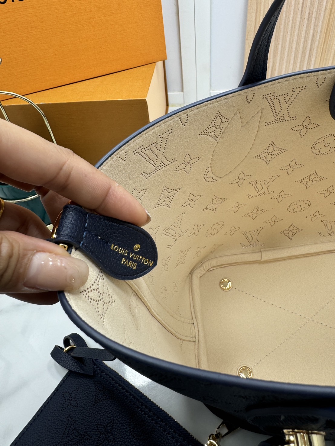 TOP ORI หนังแท้ | LV Blossom PM bag กระเป๋าทรงโท้ทรุ่นใหม่ โทนสีกรมคลาสสิกเหนือกาลเวลาที่มีสไตล์พร้อมตอบโจทย์การใช้งานมากขึ้น ฉลุลายโลโก้เป็นเอกลักษณ์ สวยหรู ดูแพงมากค่ะ