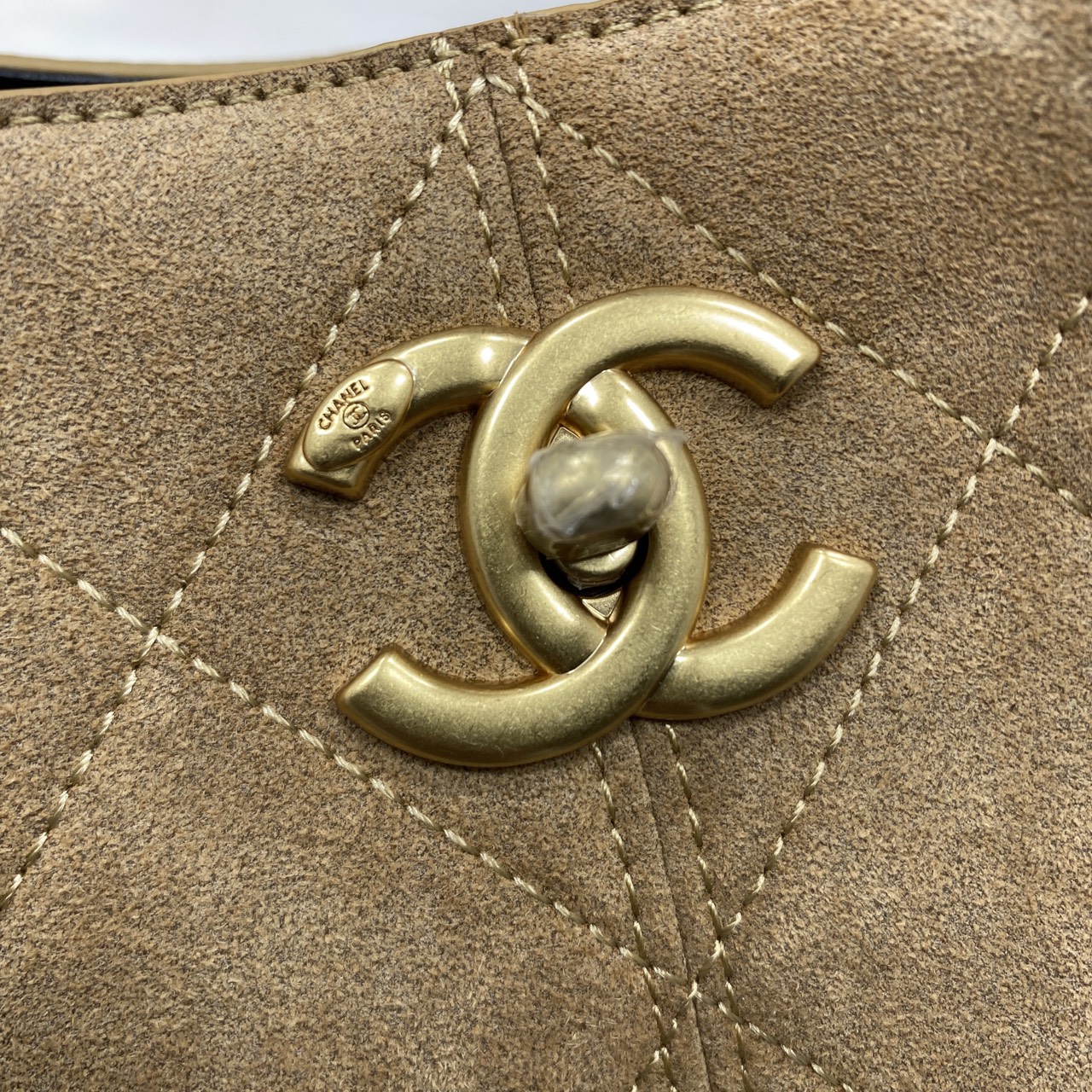 ORI หนังแท้ | CHANEL Shopping Bag 25A Suede Bag กระเป๋าสะพายทรงโท้ท ดีไซน์ใหม่หนังกำมะหยี่โทนน้ำตาล ใช้งานง่าย สวยหรูดูแพง ฐานหนังแท้สีดำตัดอย่างลงตัว