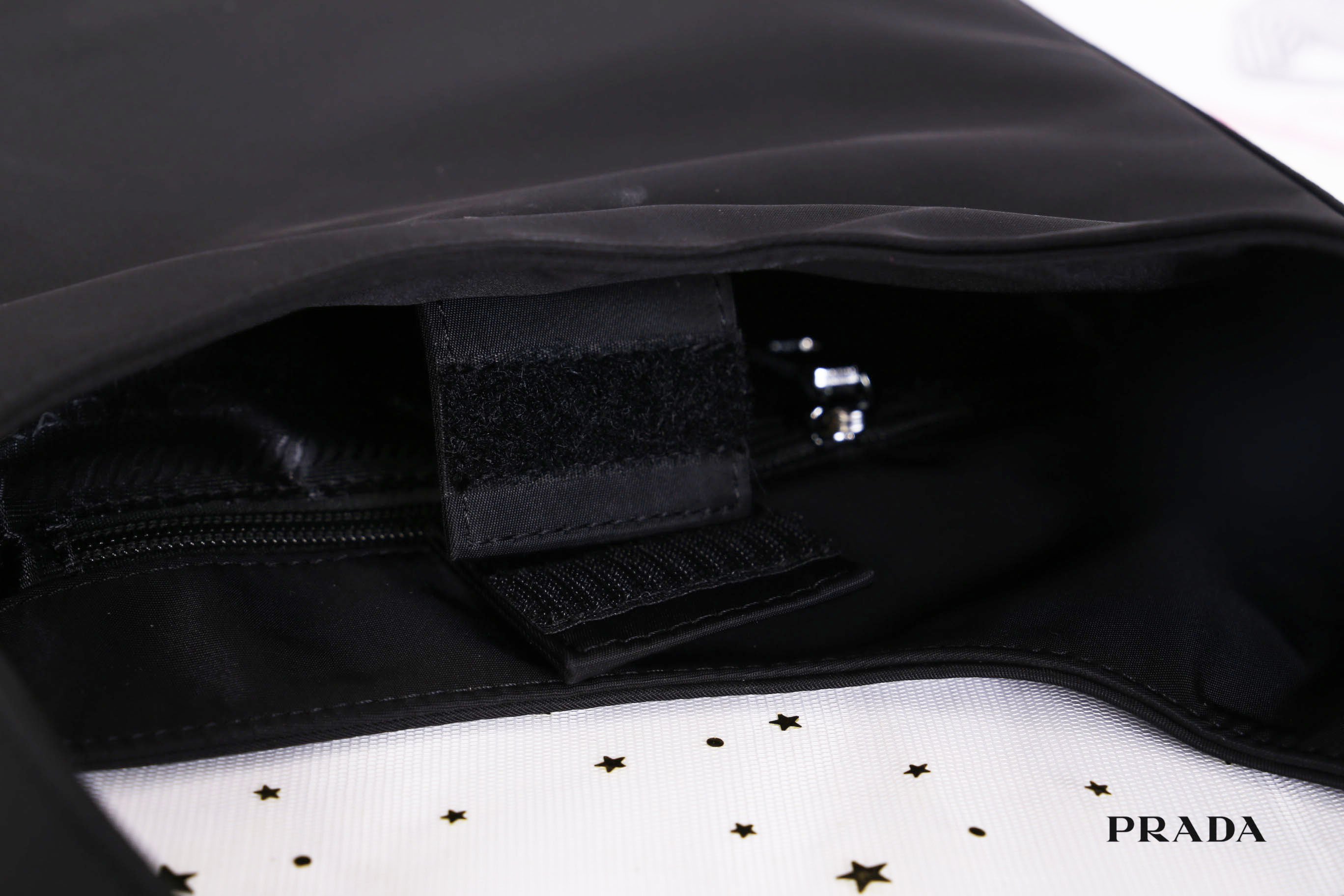 PRADA Nylon Shoulder Bag Black Auth 6304 กระเป๋าสะพายไหล่ทรงสวย ดีไซน์เก๋ วัสดุผ้า Nylon เนื้อหนาคุณภาพดี อะไหล่เงินสุดหรู เปิดปิดแบบฉีกลอก ด้านในโล่งกว้างจุของได้เยอะเลยค่ะ