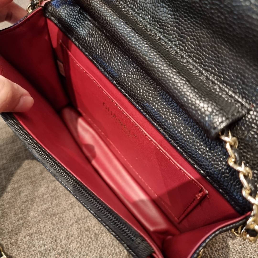 VIP 🥂 CHANEL WOC ลายวียอดฮิต กระเป๋าสะพายข้างหนังลายคาร์เวีย มาพร้อมโซ่สะพายในตัว (ถอดออกไม่ได้) อะไหล่ทองเรียบหรู ดูผู้ดี้ ผู้ดี!! เปิด-ปิดกระเป๋าด้วยกระดุมแม่เหล็ก ภายในกระเป๋าเป็นช่องโล่ง มีช่องแยก 1 ช่อง ช่องซิปกลางอีกช่อง ส่วนด้านหลังก็ยังมีอ