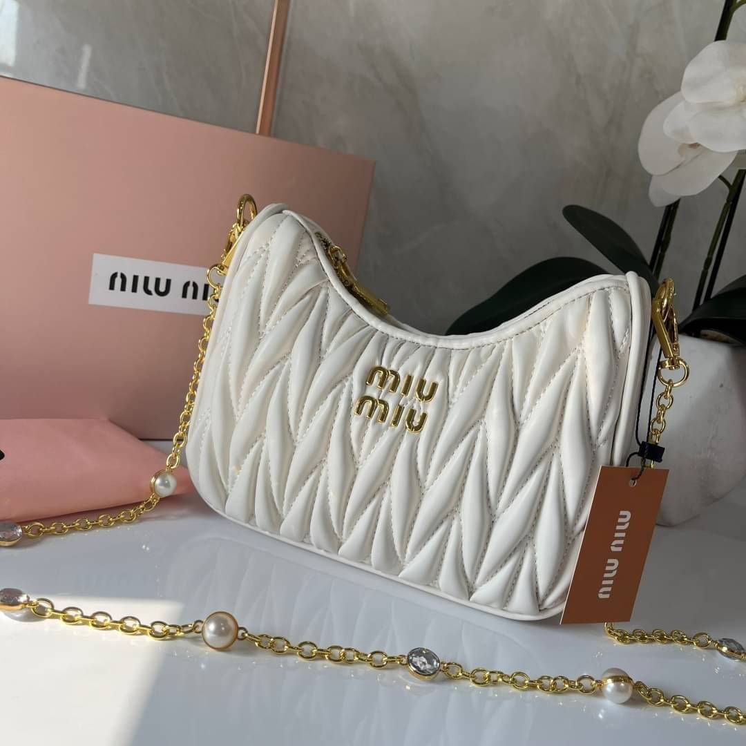 MIU MIU matelasse nappa leather shoulder bag กระเป๋าสะพายข้าง สายสะพายประดับไข่มุกและคริสตัล ให้ความละมุม ลุคคุณหนูน่ารักสุดๆคะ