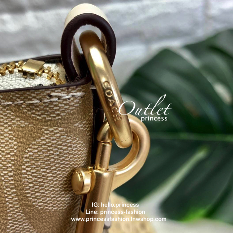 COACH MINI ABBY DUFFLE IN SIGNATURE PVC BAG กระเป๋าสะพายข้าง คล้องไหล่ได้ วัสดุ pvc นิ่มอย่างดี ใบจริงสวย เปิดปิดกระเป๋าแบบซิปภายในโล่ง กว้าง ใส่ของจุ มีช่องเล็กใส่ของจุกจิก มีสายให้ 2สาย ถอดออกได้ทั้ง2สาย เป็นอีกรุ่นที่แนะนำค่ะ Size:::26*9.5*24 cm “10.5”