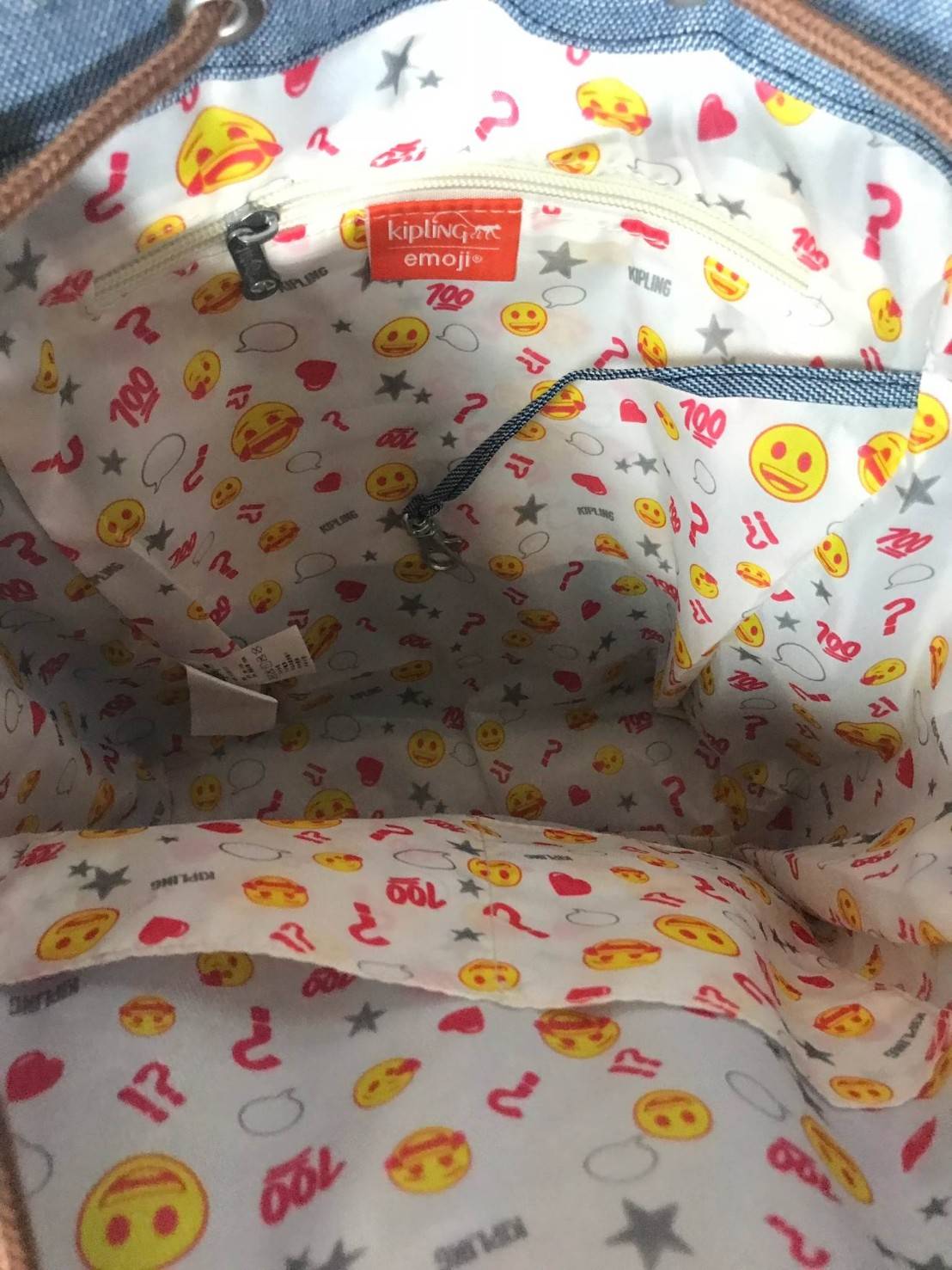 KIPLING EMOJI CITY BACKPACK New in! กระเป๋าเป้แบบฝาปิด Limited Edition คอลเลคชั่น EMOJI ชนช็อป วัสดุ Cotton+Polyester100% เปิดปิดด้วยฝาปิดแถบเข็มขัดและหูรูดด้านใน แต่ง EMOJI น่ารักสุดๆ พวงกุญเเจลิงน้อยถอดเเยกใช้ได้ มีช่องซิปด้านหน้า หัวซิปเเบรนด์ ภายในกว้