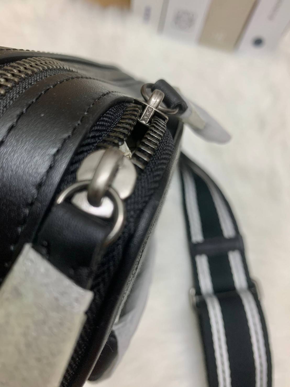 รุ่นสุดคูลล ใช้คู่ได้ทั้งชาย//หญิงเลยค่าา😘 COACH CHARTER CROSS BODY IN SIANATURE JACQUARD((C3780)) 💋พร้อมส่ง สินค้าออกใหม่ ไม่มียังไงไหว!! ✔️กระเป๋าสะพายครอสบอดี้ร์ หรือสามารถสอดมือตรงหนังด้านหน้าถือแบบเก๋ๆได้ด้วยค่าา วัสดุJacquardท