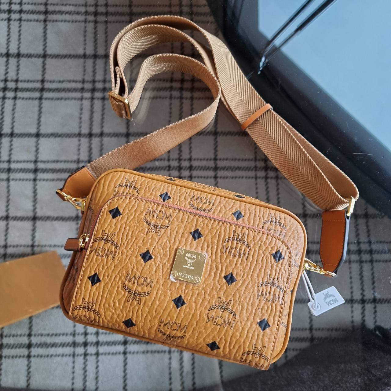 M.C.M KLASSIK CROSSBODY BAG สาวกเอ็มซีเอ็มต้องมีน้า!! หนุ่มๆเค้าสะพายกัน!! กระเป๋าสะพายข้างทรงครอสบอดี้ ที่ดาราใช้กันเพียบ!! รุ่นนี้หนุ่มๆสะพายหรือสาวๆก็สะพายได้น้า ขนาดกำลังดี วัสดุหนังแคนวาสคุณภาพดี มีช่องหลัก 2 ช่อง เปิด-ปิดด้วยซิป ด้านหลังมีช่องย่อยอี