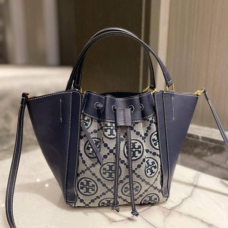 Tory T Monogram Mcgraw Dragonfly / Tory burch bucket กระเป๋าถือหรือสะพายไหล่ วัสดุหนัง Jacquard อะไหล่ทอง ทรงปีก เปิด-ปิด ด้วยกระดุมแม่เหล็ก ด้านในโลง มี 2ช่องเล็ก จุของได้เยอะ น้ำหนักเบา สายสะพาย crossbody ได้ ปรับระดับได้
