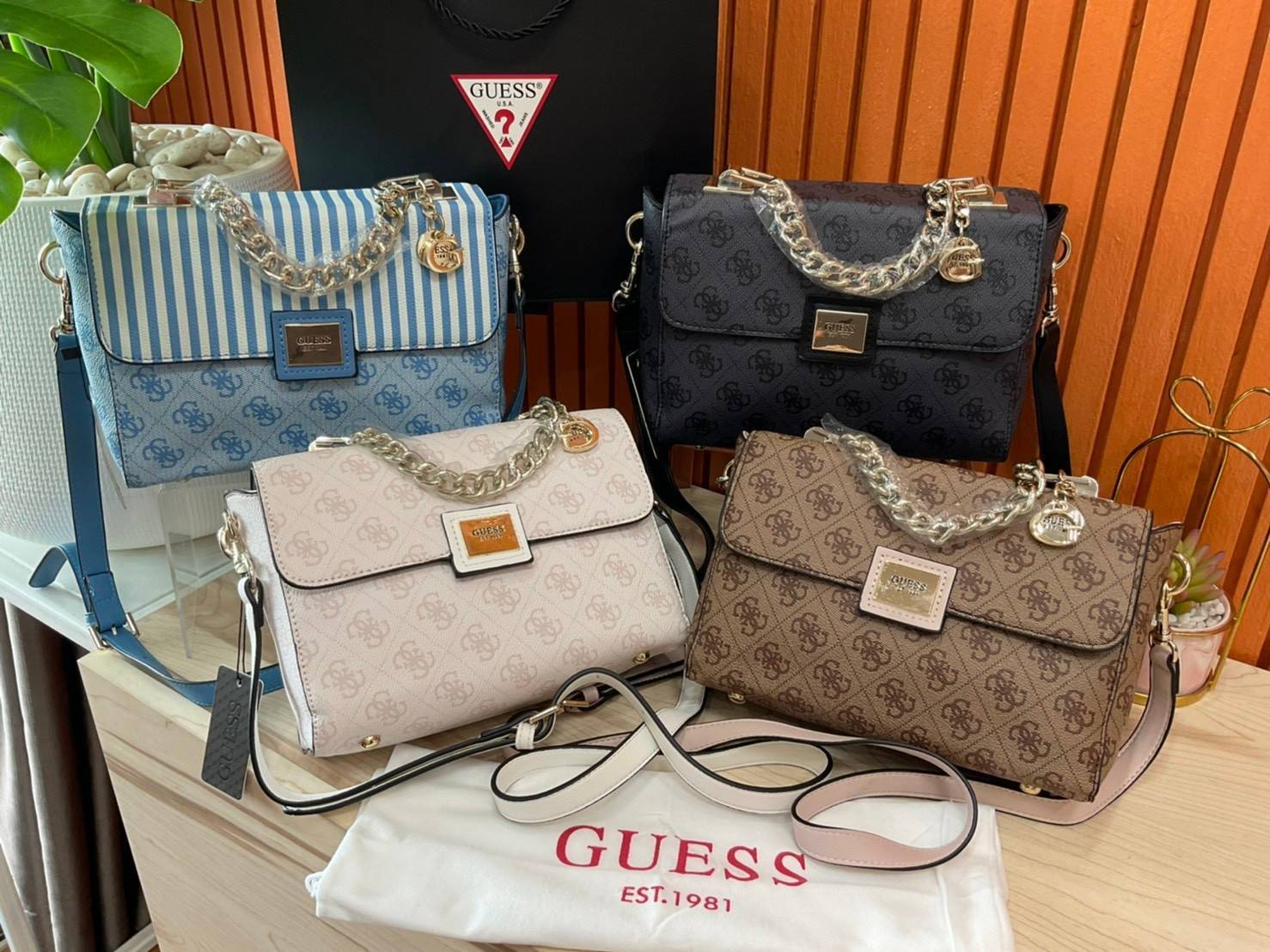 ราคาปังปิ๊นาศ (!!) มากแม่ 💕 GUESS Candace Top Handle Flap Bag กระเป๋าสะพาย Crossbody / คล้องแขน ถือออกงานได้ ทรงน่ารัก จากแบรนด์ GUESS สวยอยู่ทรง ขนาดกำลังดี น้ำหนักเบา ด้านหน้ามีโลโก้แบรนด์อะไหล่ทอง มีอะไหล่โซ่ห้อยด้านหน้าสามารถคล้องแขนและถือได้ 