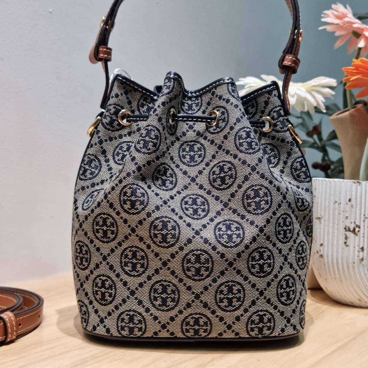 TOP ORI หนังแท้ | เกรดดีสุด TORY BURCH T MONOGRAM BUCKET BAG (ดีไซน์ใหม่) ใหม่ล่าสุดได้สวยก่อนใคร กับกระเป๋าบัคเก็ตยอดฮิต ที่มาในดีไซน์ใหม่ สายคล้องในตัวสามารถปรับได้ รูปทรงและลวดลายสวยชัดคลาสสิค
