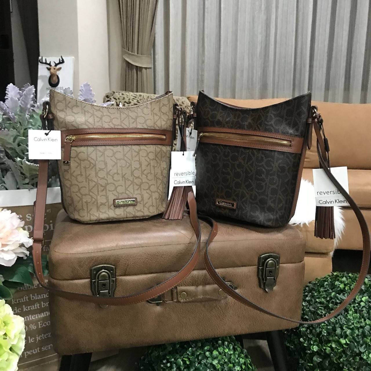 Calvin Klein CrossBody Bag Y2019 Newvin! กระเป๋าสะพายหนังสวยอยู่ทรง ลาย Signature แบรนด์รอบใบ ทรงถัง เปิดปิดด้วยซิป ด้านหน้าประดับโลโก้แบรนด์ อะไหล่ทอง ขนาดกำลังดี น้ำหนักเบา ภายในกว้าง ซับในพิมพ์แบรนด์ ใส่ wallet ยาวได้ พร้อมสายยาว ปรับได้ Crossbodyได้ค่