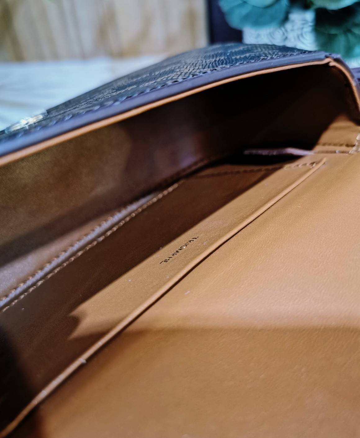 CELINE MINI CROSSBODY BAG VIP GIFT WITH PURCHASE (GWP) กระเป๋าพรีเมี่ยมกิ๊ฟ Limited Edition จาก CELINE PARFUME DUTYFREE COUNTER วัสดุ TRIOMPHE CANVAS ดีไซน์สุดคลาสสิคเปิดปิดด้วยฝาปิดแม่เหล็ก ด้านหน้าตกแต่งด้วยแม่กุญเเจแบรนด์สามารถใช้งานจริงได้ ภายในโล่งมี