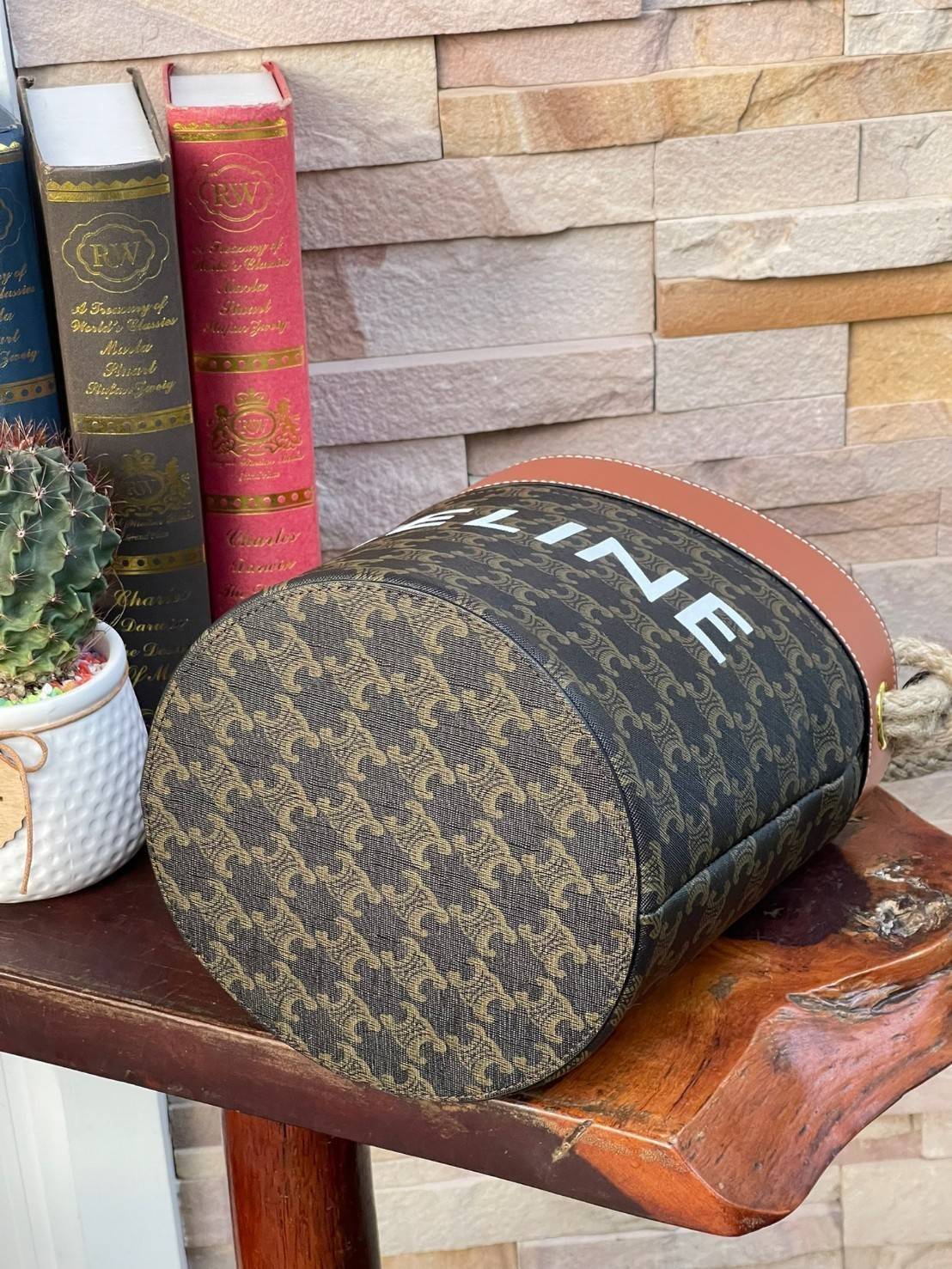 Celine Bucket Bag Canvas Original สำหรับ Collection นี้สะดุดตาด้วยหูสะพายที่มีความแข็งแรงถึงแม้จะใส่ของหนักก็ตาม สะท้อนความวินเทจผสมผสานดีไซน์กระเป๋าที่ทันสมัย ตอบโจทย์สาวหัวสมัยใหม่ที่เบื่อดีไซน์กระเป๋าสี่เหลี่ยมทรงเดิม ๆ แต่ก็ต้องการกระเป๋าที่มีดีไซน์สว