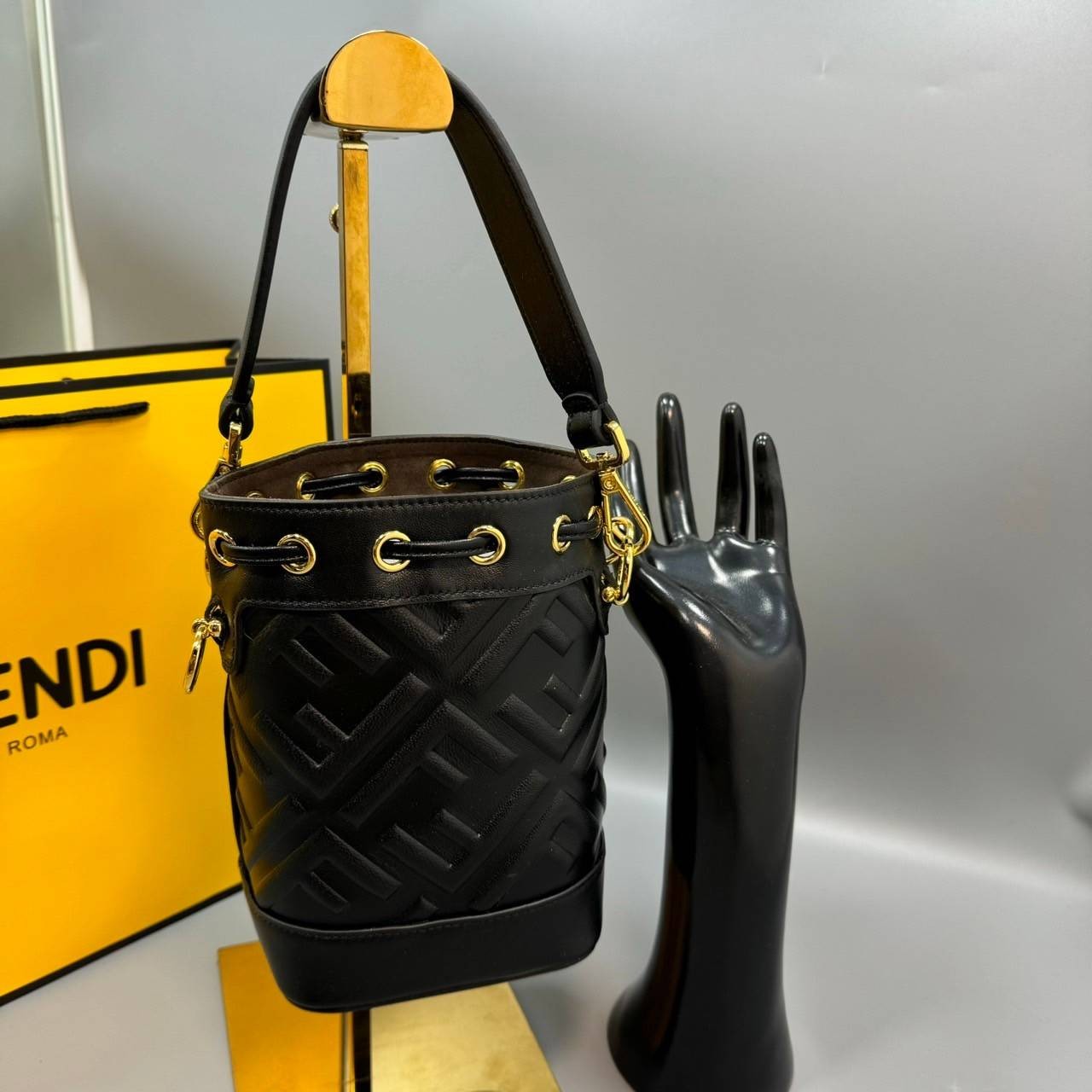พร้อมส่ง 3 สี FENDI Mon Tresor Black leather mini-bag / FENDI Bucket Bag กระเป๋าสะพายทรงบัคเก็ตงานหนังเต็มใบ ไซส์มินิ เกรดออริ สลับแท้ 1:1