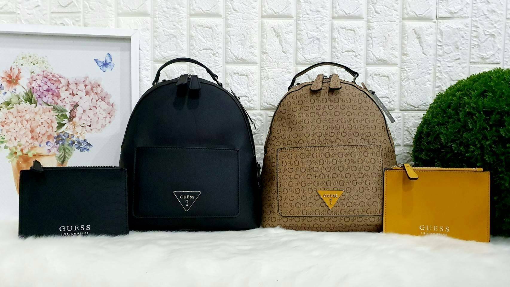 GUESS WOMAN'S BACKPACK กระเป๋าสะพายเป้หนังสวยขนาดกำลังดี สกีนโลโก้รอบใบ น้ำหนักเบา ด้านหน้าประดับโลโก้แบรนด์สามเหลี่ยมโดดเด่น มีลูกเล่นที่ช่องด้านหน้าสามารถถอดออกถือเป็นครัชได้นะคะ ตัวกระเป๋าเปิดปิดด้วยซิปเป็นหลัก ภายในกว้าง บุด้วยผ้าสกีนลายโลโก้แบรน