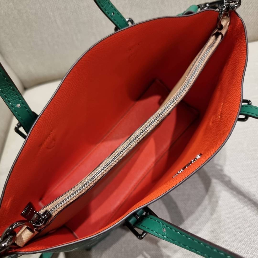 COACH C8613 MOLLIE TOTE 25 WITH MYSTICAL FLORAL PRINT คอลใหม่ล่าสุด ยังไม่เข้า shop ไทย สวยๆแบบไม่ต้องรอพรีฯให้ยาวนาน กับกระเป๋าโท้ทไซส์เล็กที่สาวๆต่างก็ต้องปักใจรัก สวยสมใจ ดีไซน์ลวดลายดอกไม้ คละเคล้าเต็มใบ สีสันสดใส น่าใช้สุดๆ วัสดุหนังแคนวาส ภายในโล่งก