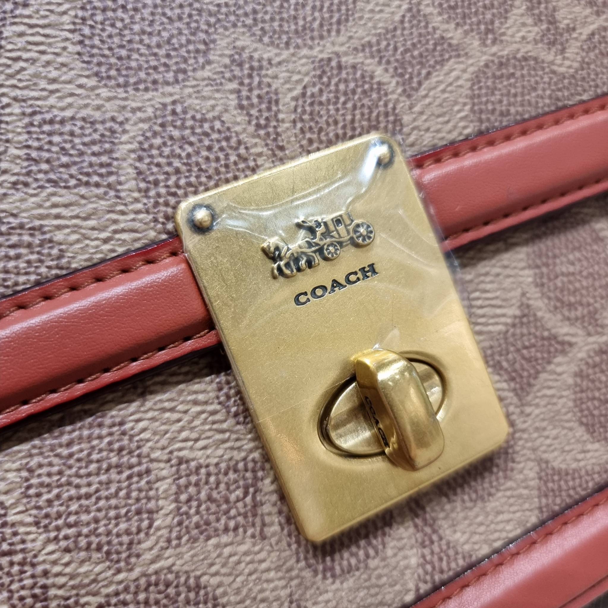 COACH 3492 HUTTON SHOULDER BAG IN SIGNATURE CANVAS sold out ไปกันทั่วหน้าในหลายประเทศ กับกระเป๋าสะพายที่สุดของความหรู ดีไซน์คลาสสิควินเทจ ลูกเล่นสีแทนสนิมตัดกับอะไหล่สีทองเหลืองดูย้อนยุคและหรูหรา วัสดุหนังแคนวาสสลับหนังแท้ สายสะพายโซ่สลับหนัง ปรับสะพายได้