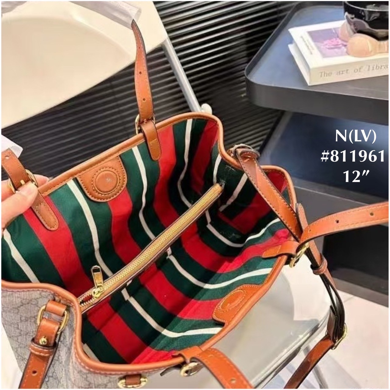 GUCCI GG Emblem small tote bag กระเป๋าสะพายทรงโท้ท มีสายสะพายไหล่และสะพายข้าง ปรับใช้งานได้แบบไม่มีเบื่อ ขนาดกำลังสวย ใส่ของได้แบบจุกๆ