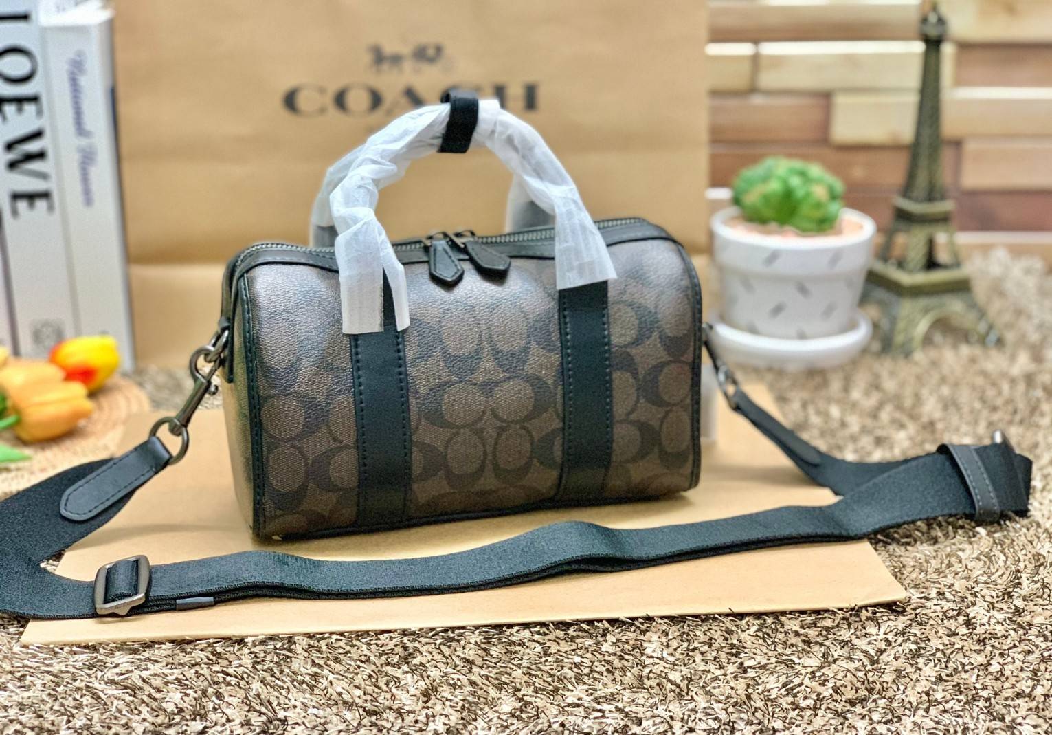 COACH GOTHAM DUFFLE 24 IN SIGNATURE CANVAS CA186 พร้อมส่ง กระเป๋าทรงหมอนรุ่นใหม่บ่าสุดปี 2022 รุ่นนี้สามารถใช้ได้ทั้งชาย//หญิง หนังแท้อย่างดี นิ่มทรงสวย มากๆค่ะ เปิด-ปิดกระเป๋าแบบซิปคู่ด้านบนมีกระดุมรวบหูหิ้วให้ด้วยนะคะ ภายในกระเป๋าสามารถใส่สัมภาระที่จำเป