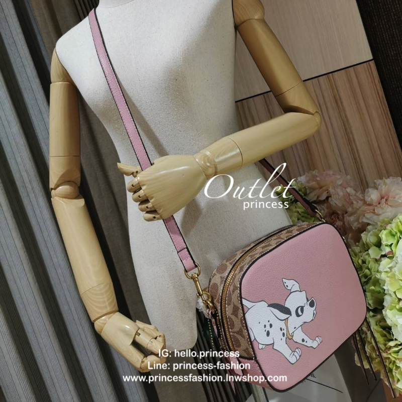 DISNEY X COACH Crossbody Bag 2019 New collection & Limited collection กระเป๋าสะพายขนาดกำลังน่ารัก วางอยู่ทรง วัสดุหนัง ลายตัวการ์ตูน Disney 3 charactors เปิดปิดด้วยซิป ภายในโล่ง ใส่ wallet ยาว มือถือได้ทุกรุ่นมีช่องเล็ก และช่องซิป พร้อมสายสะพายยาว ถอด ปรั