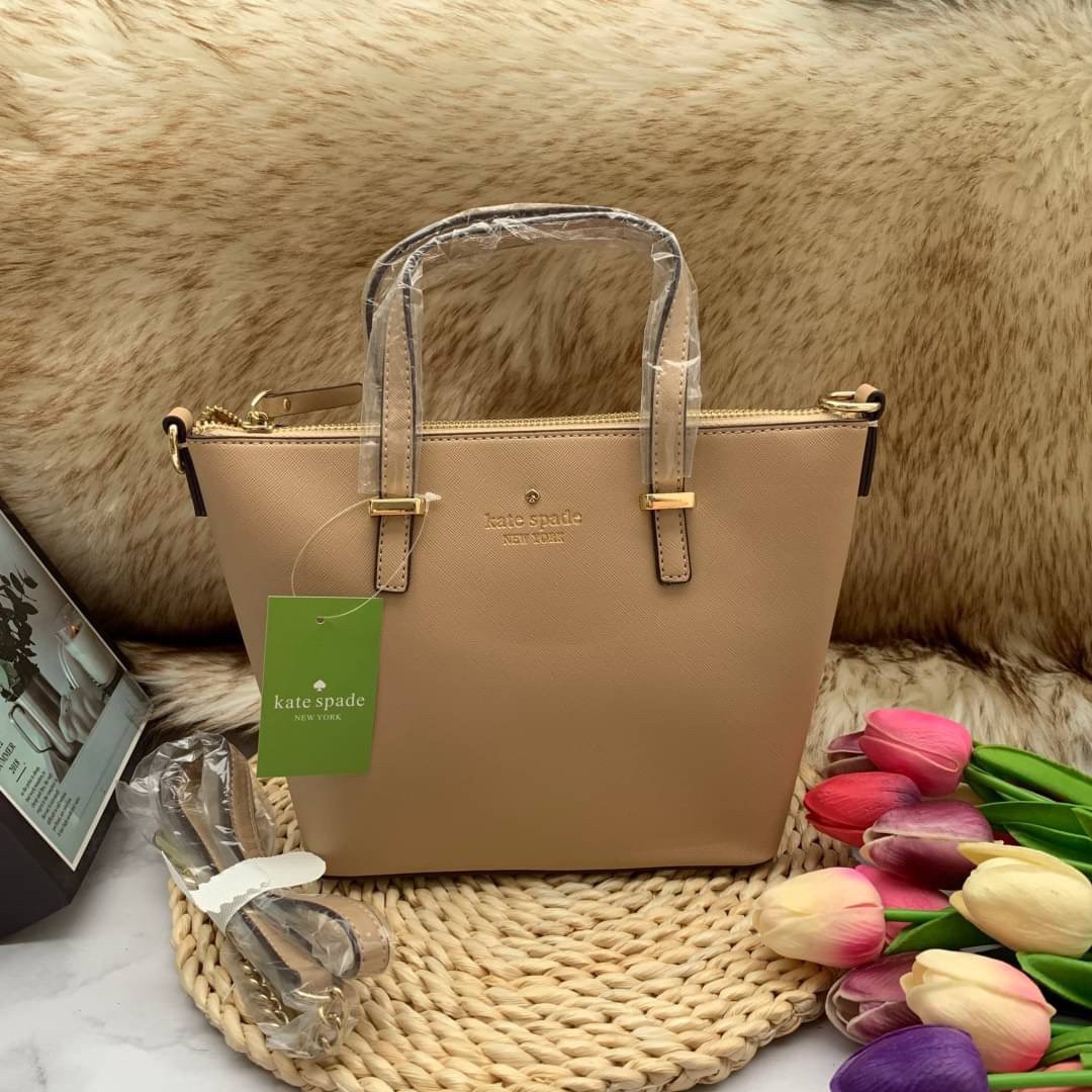 ของแท้ 💯% Kate Spade New York Cross Body Bag กระเป๋าถือหรือสะพาย หนัง Saffiano ภายในมีช่องซิปและช่องเล็ก มีหมุดรองฐานกันรอย 4 มุม อะไหล่ทองทั้งใบ ขนาดกำลังดี ใส่กระเป๋าสตางค์ยาวได้ค่ะ