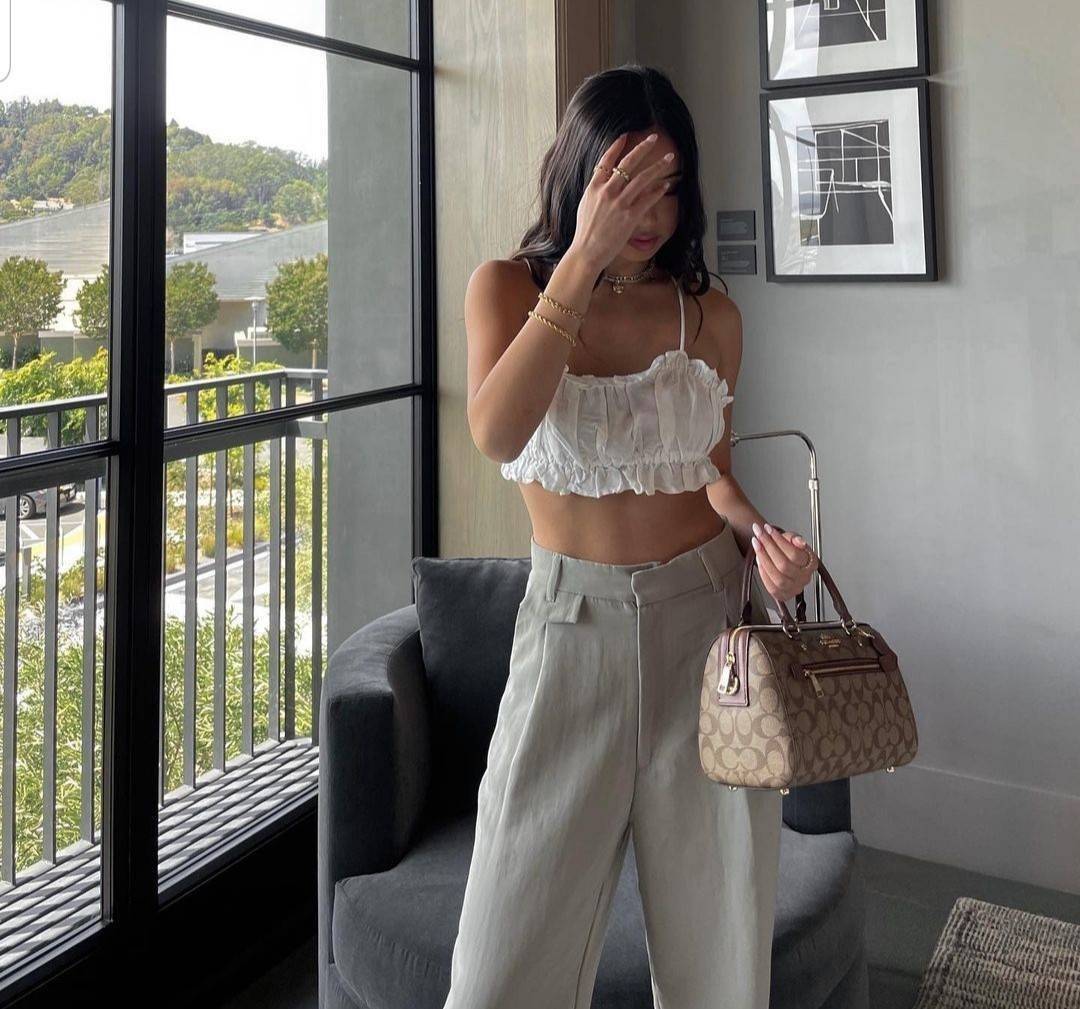 COACH F83607 ROWAN SATCHEL IN SIGNATURE CANVAS กระเป๋าทรงหมอนยอดฮิต คลาสสิคใช้งานได้ไม่มีเบื่อ มาครบสีขายดี ด้วยรูปทรงสวยงาม และใช้งานได้อย่างกระฉับกระเฉง วัสดุหนังแคนวาสเคลือบลาย ทนทาน ภายในโล่งกว้าง มีช่องซิปและแบ่งสัดส่วนได้ลงตัว บอกเลยว่าสาวๆพลาดไม่ได