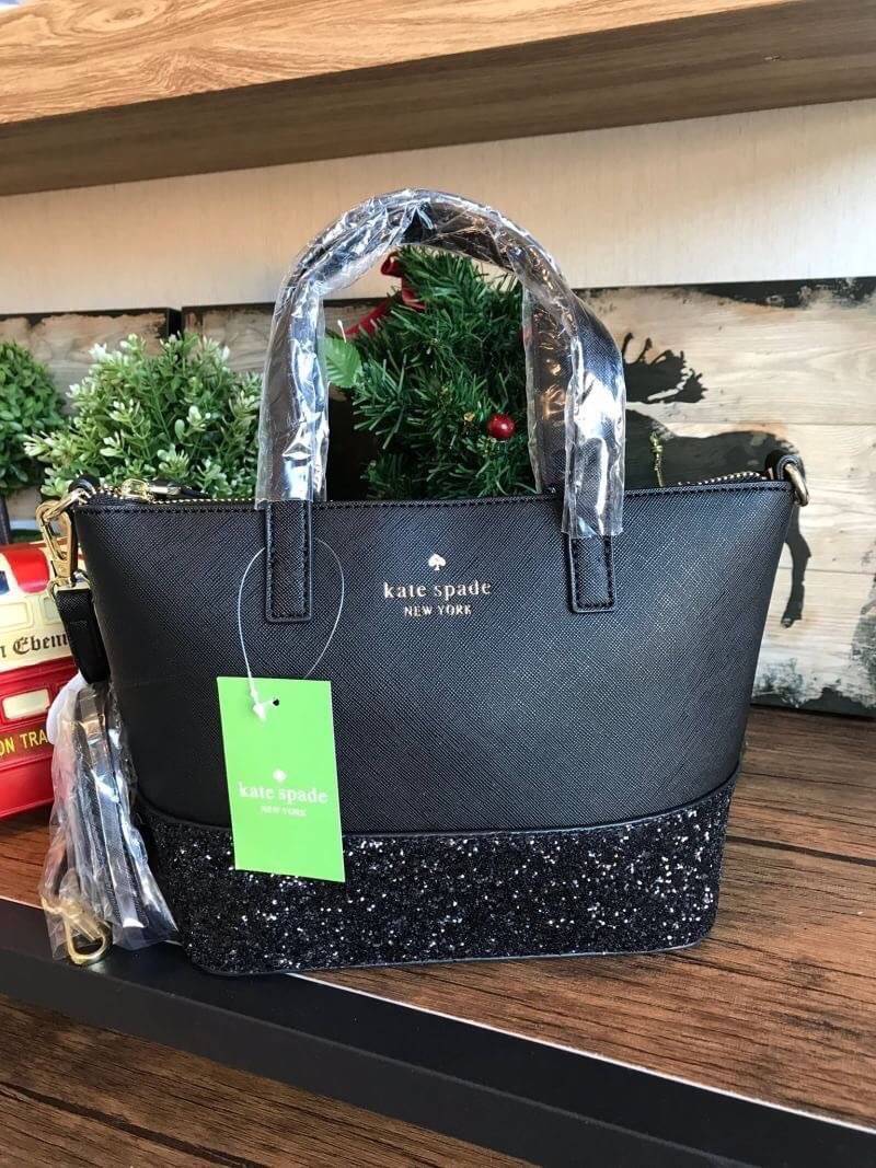 Kate Spade INA Greta Court Glitter Crossbody กระเป๋าถือหรือสะพายใบเล็ก วัสดุหนัง Saffiano สวยหรู ด้านหน้าประดับโลโก้สีทองสวย ก้นกระเป๋ามีดีเทลด้วยGlitter วิ้งๆดูหรู ภายในมีช่องซิปและช่องเล็ก สามารถใส่ ipad mini กระเป๋าสตางค์ใบยาวและของจุกจิกได้เยอะ มีหมุด