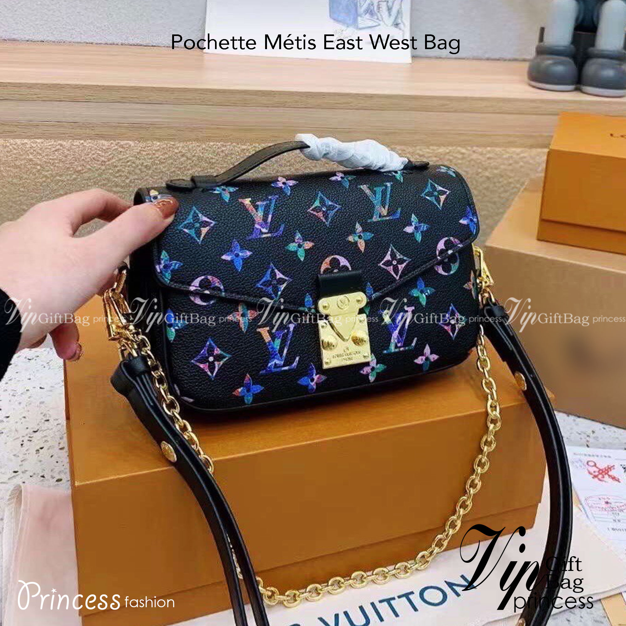 LV Pochette Metis East West Bag งานสวยเป๊ะ มาพร้อมสายโซ่สีทองสำหรับสะพายไหล่แบบสั้นและสายหนังยาวอย่างมีสไตล์ลาย Monogram ตัวล็อกแบบ S-lock ด้านในกว้างใส่iPhoneได้มี3 ช่อง ช่องกระเป๋ามีซิปด้านใน