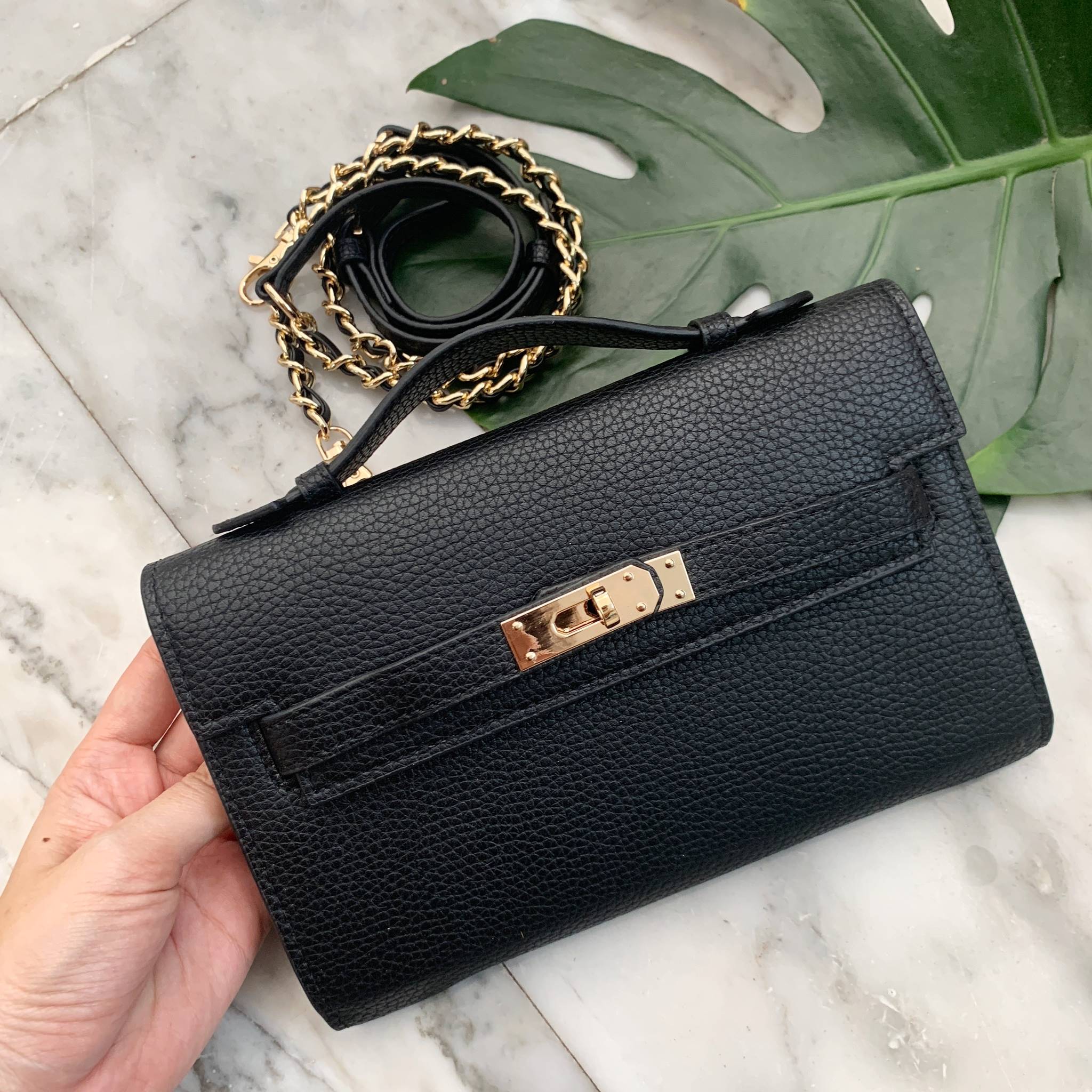 KEEP • Ellis • กระเป๋า คลัช ถือ //สะพาย ขนาด กะลังดี ทรงสวย แค่ใบเดียวจบ! หนังคุณภาพเยี่ยม ภายใน จุของคุ้ม ใส่บัตร ใส่มือถือได้ทุกรุ่น ใบนี้ จะแต่งกับ Look ไหนก้อเข้ากันได้ดีแน่นอนค๊า Don't miss!! หนังลายสวยมาก นิ่มมือ ภายในใส่ของจุกจิก 2 ด้านเลย สาม