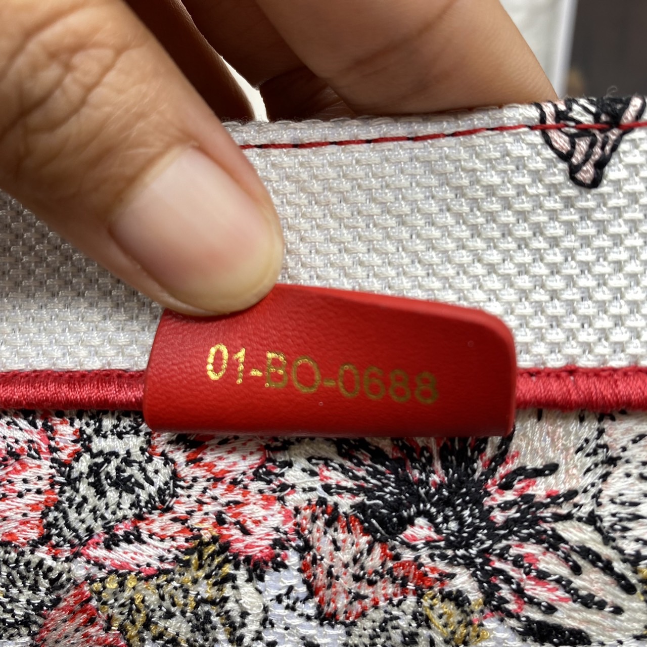 CHRISTIAN MEDIUM DIOR BOOK TOTE เอกลักษณ์ของความหรู เป็นทางช็อปปิ้งBag ที่ต้องมี ภายในโล่งกว้างมาก ใส่ของแบบแน่นๆ จุๆไปได้เลย น้ำหนักเบาสบาย งานออริปักขึ้นรูปสวยมาก มี code stamp พร้อมส่งที่ไทย ภาพสินค้าถ่ายจากงานขายจริง ใช้งานต่างประเทศได้ค่ะ