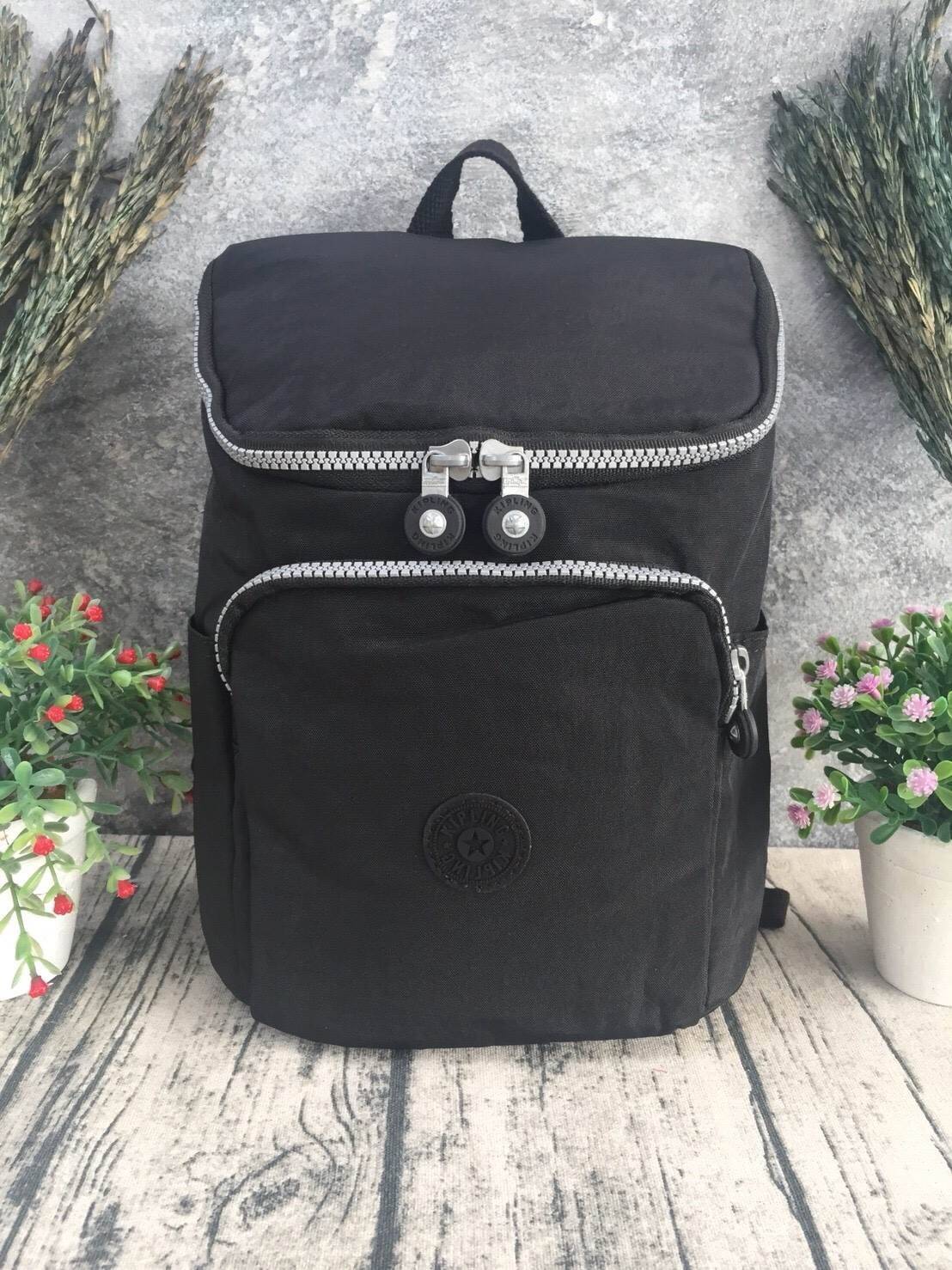 กระเป๋าเป้ Blakeney ไซส์ S จาก KIPLING ที่ออกแบบมาสำหรับผู้หญิง มาพร้อมดีไซน์เบาะรองรับหลัง ซึ่งเหมาะสำหรับ active lifestyle สามารถเก็บของได้อย่างจุใจแต่มีน้ำหนักเบา รวมถึงมีคุณสมบัติกันน้ำช่วยป้องกันให้ของในกระเป๋าปลอดภัยไร้กังวล