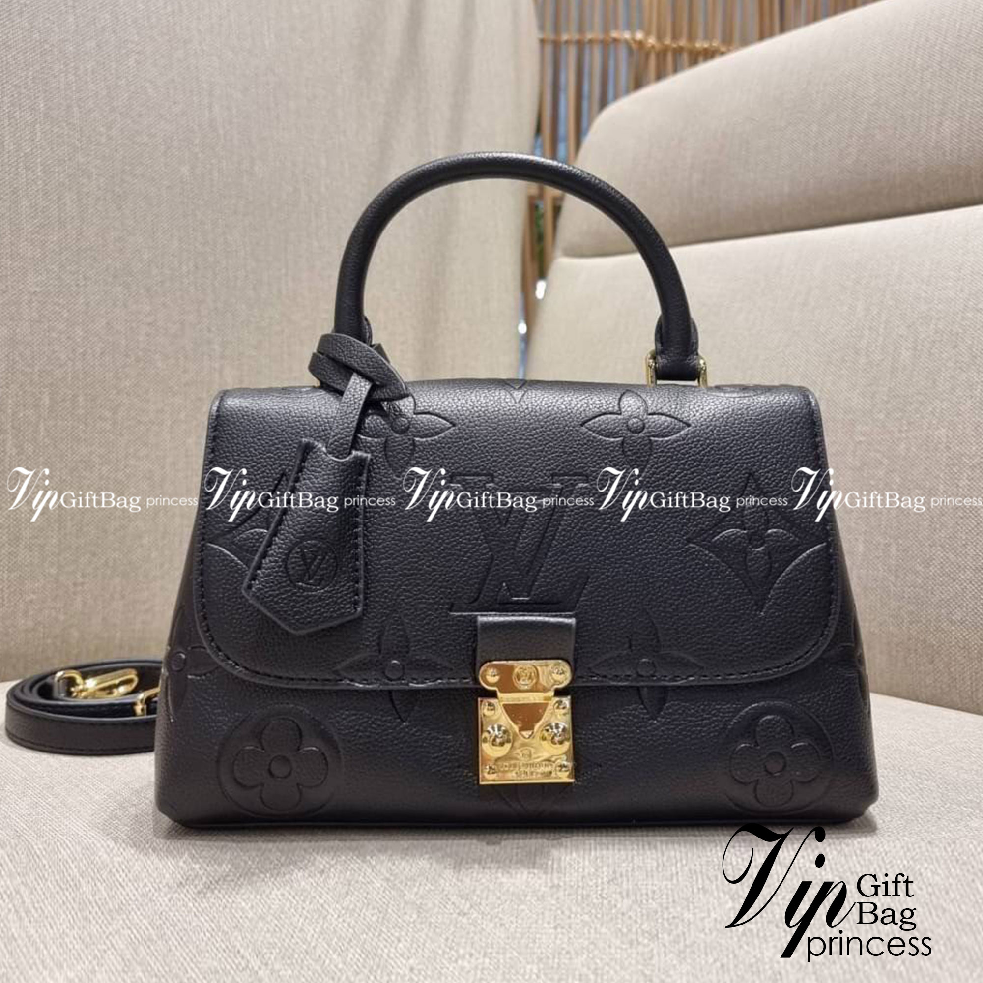 VIP 🥂 LV MADELEINE BAG ใหม่ล่าสุด อีกหนึ่งรุ่นคลาสสิคหายาก ที่สาวๆรอคอย กระเป๋าถือ/สะพายข้าง ดีไซน์เรียบง่าย แต่เต็มไปด้วยดีเทลความหรู วัสดุหนังวัวปั๊มลายเอกลักษณ์ เปิด‐ปิดด้วยอะไหล่กดล็อคสีทองหรู และมีพวงหนังห้อยพิเศษแถมมาให้ด้วย ภายในแบ่งสัดส่วน