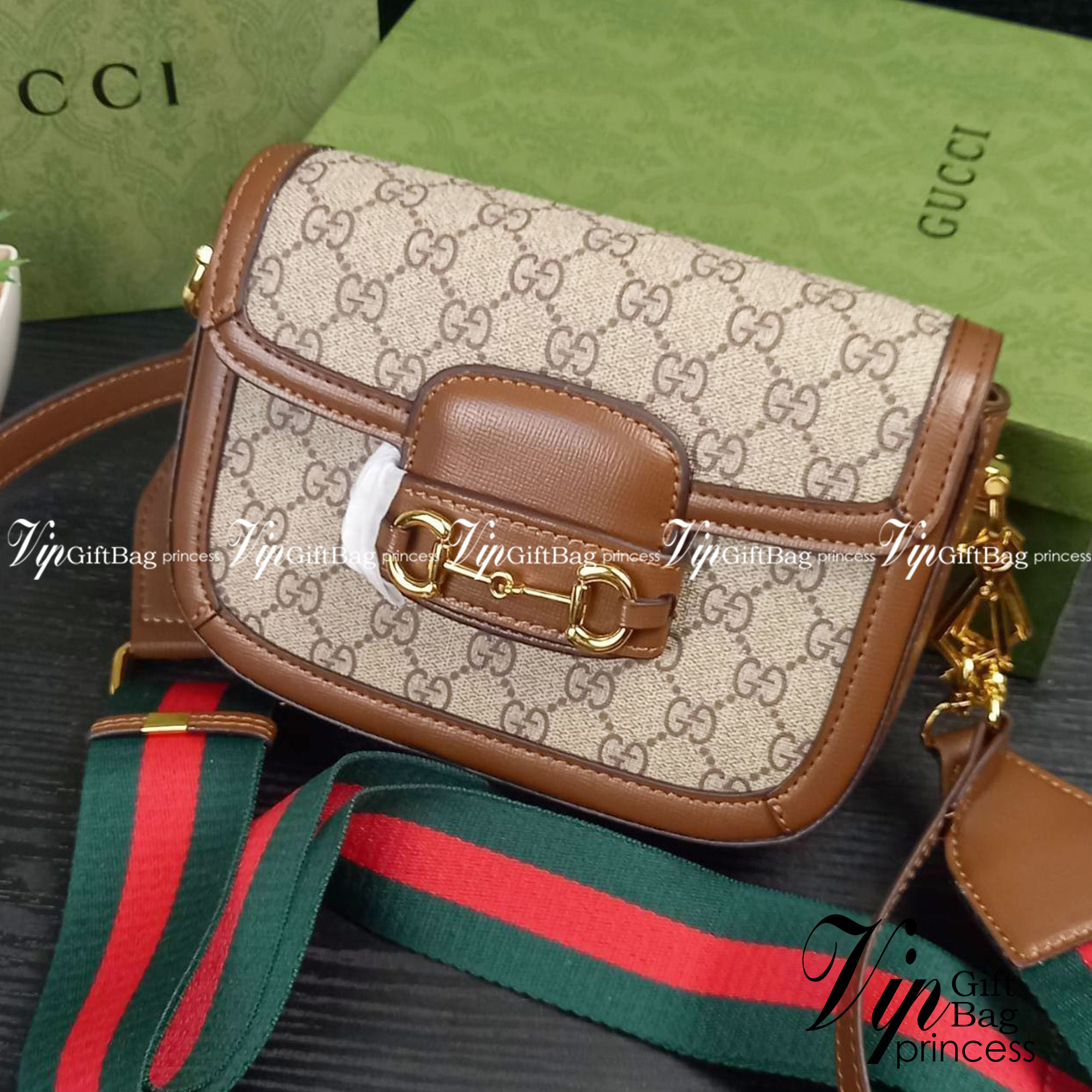 GUCCI HORSEBIT 1955 MINI BAG กระเป๋า crossbody รุ่นฮิต สุดหรูหรา คลาสสิค จุของสำคัญได้เยอะ มาพร้อมสายสะพายยาว 2 เส้น สามารถ ปรับระดับได้ ถอดออกได้ รุ่นนี้ใช้งานดีมาก บอกต่อกันถึงที่สุด ใช้ได้ทุกโอกาส เป็นอีกรุ่นที่โดดเด่นมากๆ