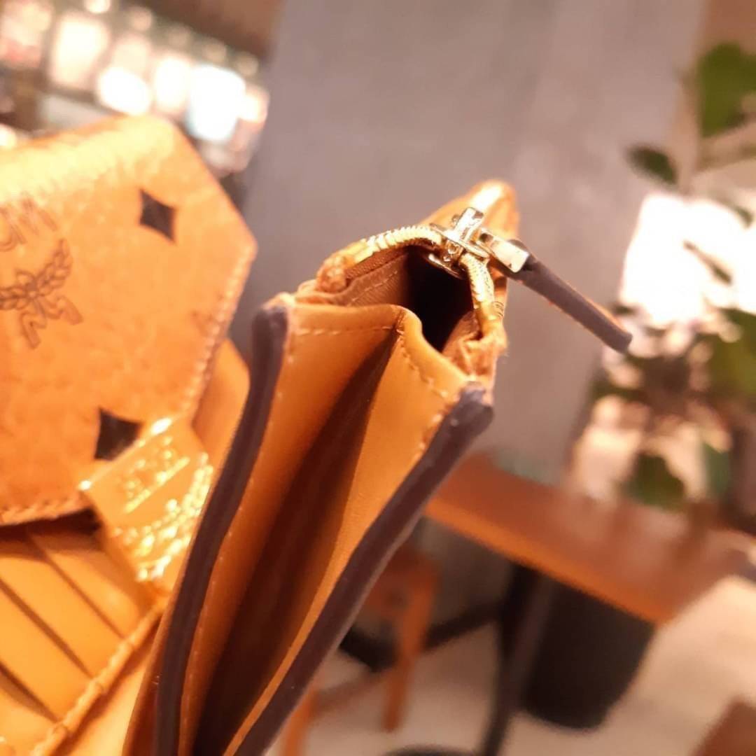 M.C.M PATRICIA THREE-FOLD WALLET IN VISETOS กระเป๋าสตางค์ใบเล็ก รุ่นฝาพับ unisex ใช้ได้ทั้งหนุ่มๆและสาวๆน้า ใช้งานง่าย ด้วยกระดุมโลโก้ พกพาง่าย วัสดุหนังแคนวาสคุณภาพดี ภายในเป็นหนังแท้ นิ่ม สวย ใส่บัตรได้เยอะ ใส่ธนบัตรได้ทุกชนิด ในช่องมีที่ใส่บัตรพิเศษภาย