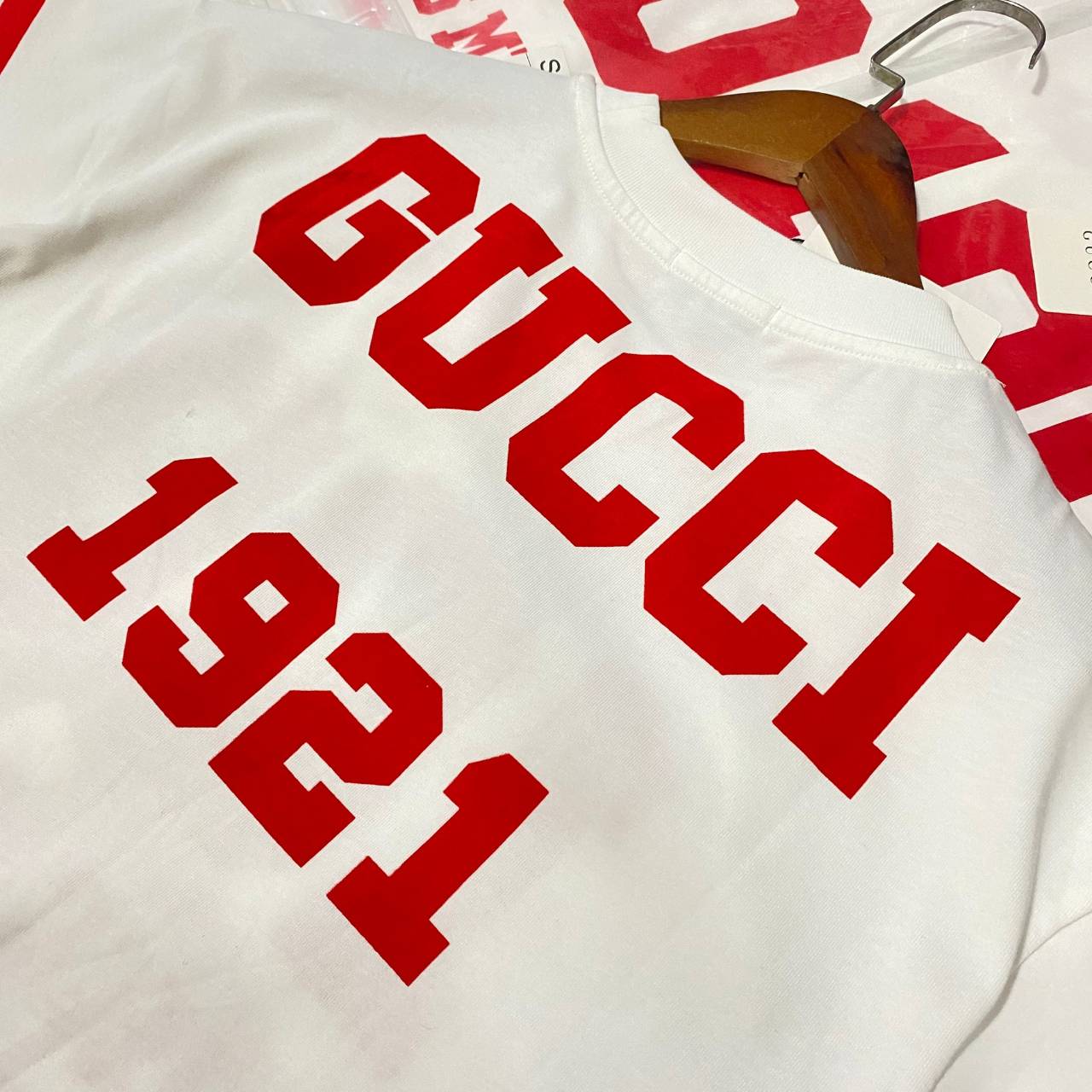 Gucci T-Shirt ภาพสินค้าจริง พร้อมส่งที่ไทย 100ปี Collection สวยยบาดใจ ผ้าเด้งงง นุ่ม ลื่นน ต้องมี !!ดาวิยังใส่ค้า เป๊ะสุดจริงๆ เสื้อยืด งานน่ารักมาก ผ้าเด้งใส่สบายมากกกก ห้ามพลาดเลยนะคะ ใส่สบายสุดๆ