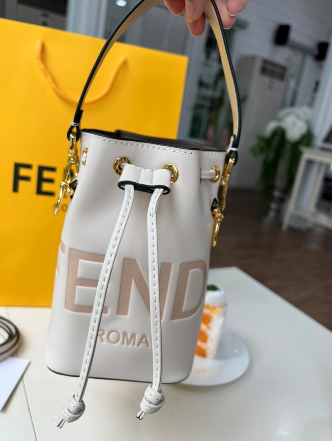 FENDI Mon Tresor Mini Leather Bucket Bag / FENDI Bucket Bag พร้อมส่ง กระเป๋าถือหรือสะพายข้างทรงบัคเก็ต ทรงขนมจีบ ลายแบรนด์ อะไหล่ทองหรูหรา