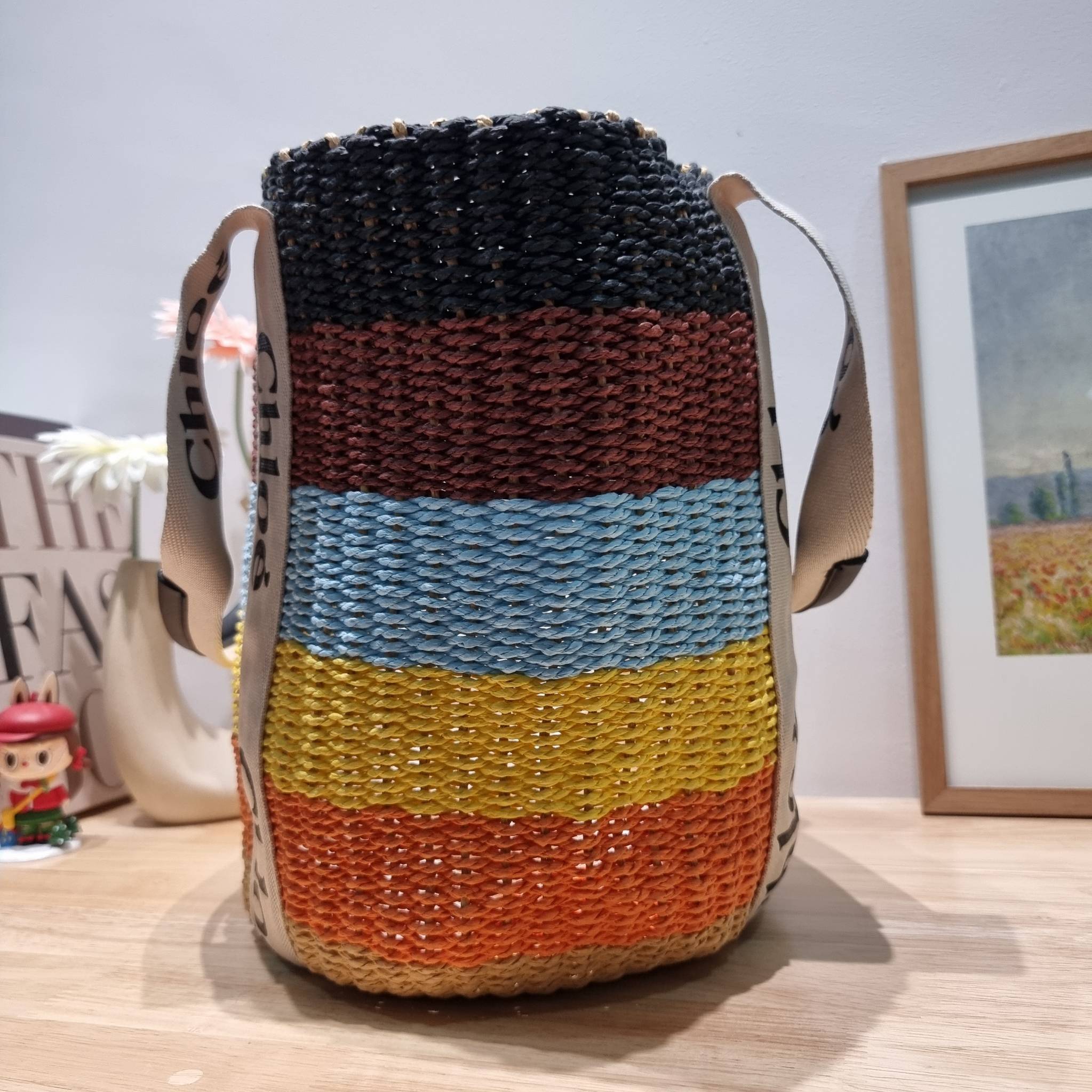 CHLOE LARGE WOODY BASKET Multicolor กระเป๋าสะพายสานทรงตะกร้า ยอดฮิตติดลมของแบรนด์ ด้วยวัสดุสังเคราห์จากธรรมชาติ สานทอเต็มใบออกมาเป็นลวดลายสวยงาม