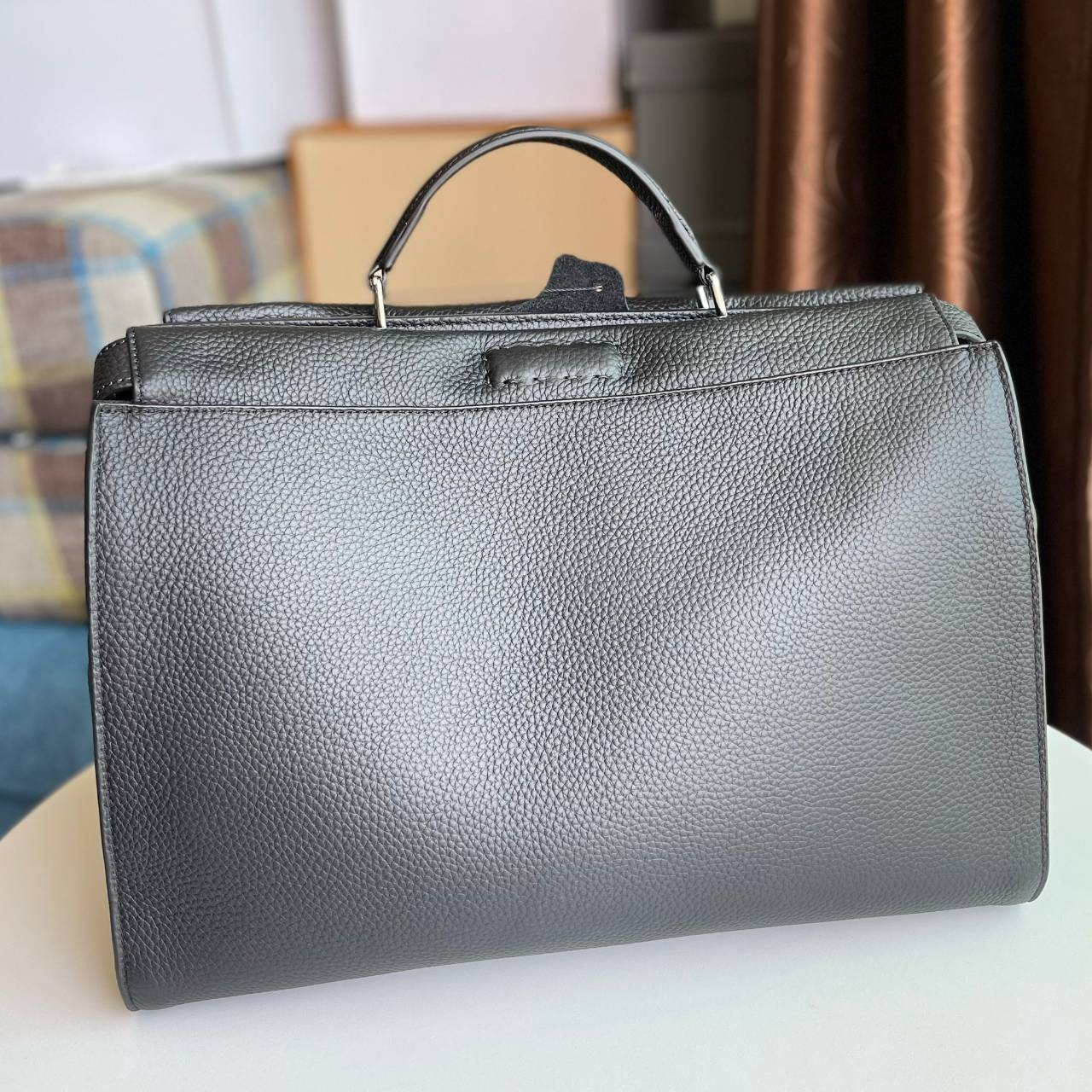 FENDI PEEKABOO MEN BAG size 38CM เป็นรุ่นหนึ่งที่สวยมาก งานดีที่สุดทั้งจากหนังแท้ 100% รายละเอียดครบมีความแข็งแรงหนังหนา ทนทานต่อการใช้งานทุกของได้เยอะ ใส่ Macได้ มาพร้อมสายสะพายยาว สามารถสะพายหรือถือก็ได้