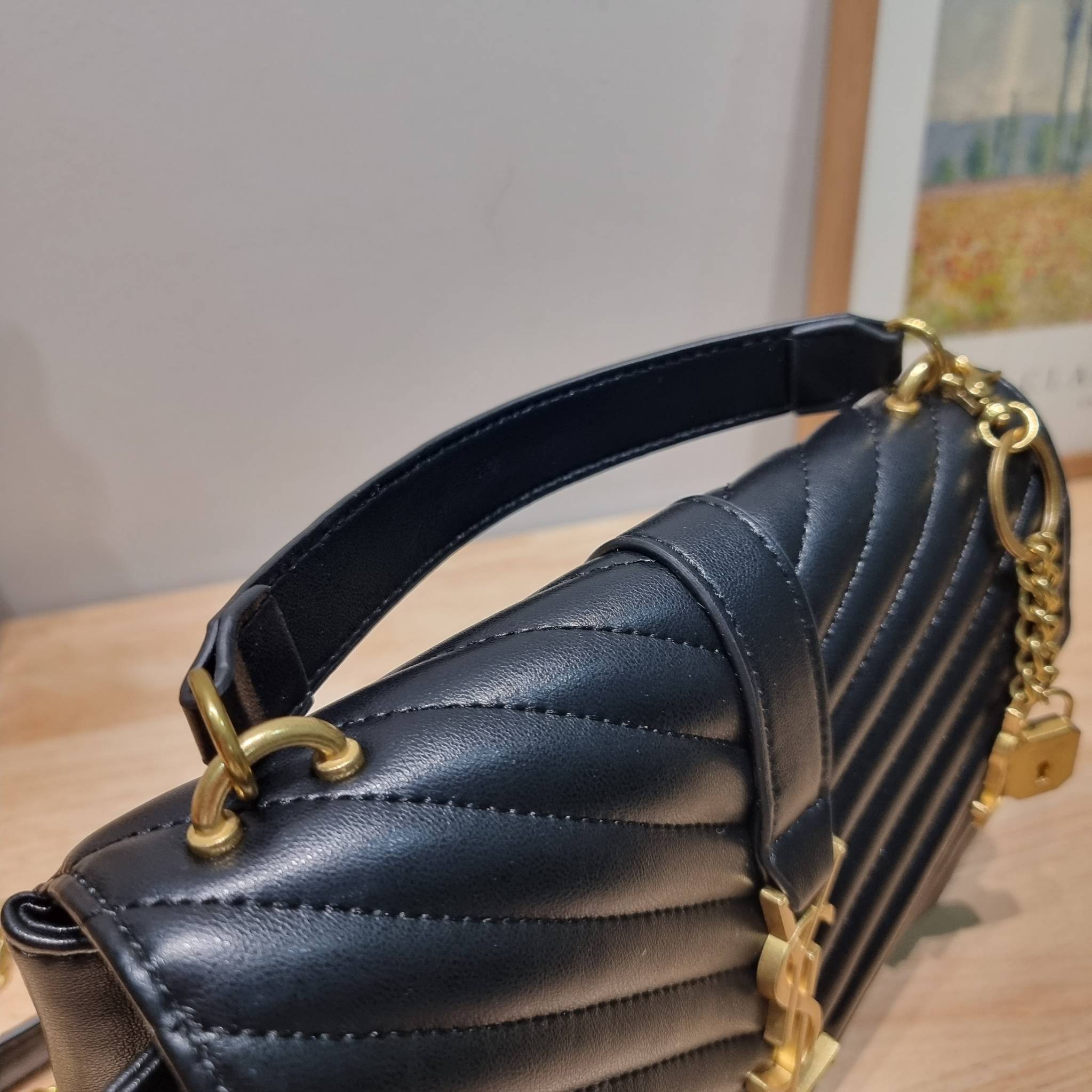 YSL College Medium Bag / Yves Saint laurent crossbody boutique กระเป๋าสะพายไหล่ ดีไซน์ทรงสวยหรู พิเศษ แถมฟรี พวงกุญแจห้อยเอกลักษณ์แบรนด์ ดูแพงไปหมดจริงๆไอเท็มนี้