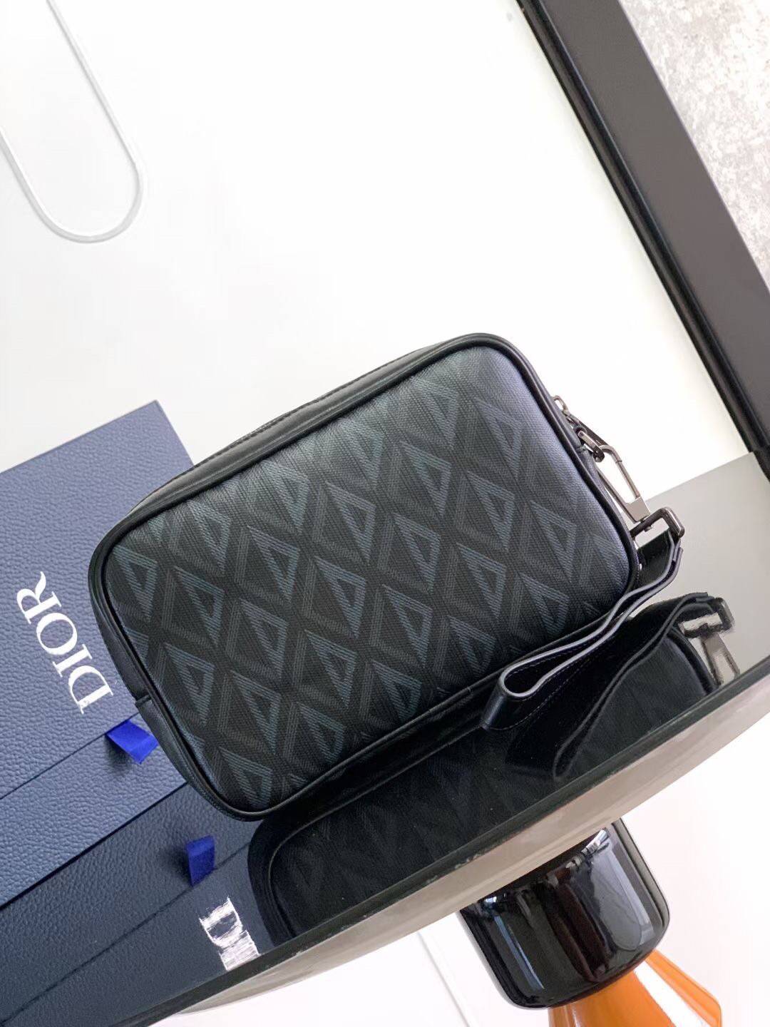 DIOR TOILETRY BAG Oblique Jacquard / Dior Toiletry Handbag พร้อมส่ง กระเป๋าถือมีสายคล้องมือ สวยหรูหราเป็นเอกลักษณ์แบรนด์ **สินค้าเกรดท็อปออริจินอล 1:1 สลับแท้ เกรดดีสุด ใช้งานต่างประเทศได้