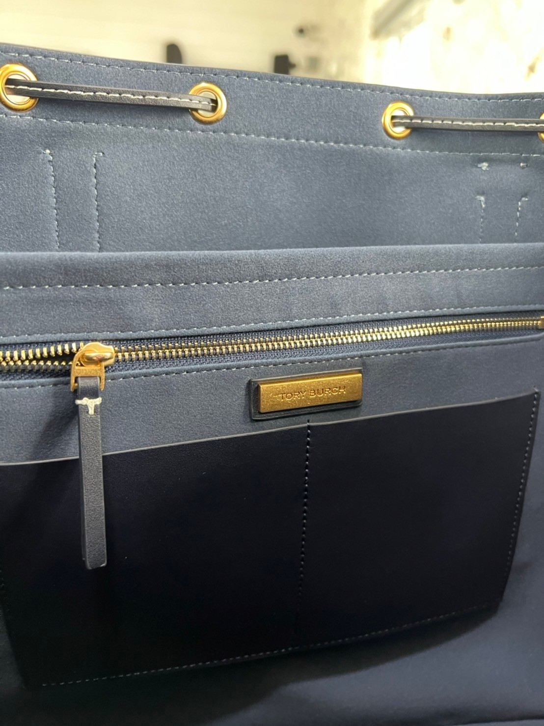 OUTLET 】TORY T MONOGRAM JACQUARD WFH TOTE กระเป๋าถือหรือสะพายไหล่ วัสดุ Canvas ปักษ์ลายแบรนด์ อะไหล่ทองสวยหรู น้ำหนักเบา จุของได้เยอะ ด้านหน้ามีกระเป๋าเล็ก2ช่อง ด้านหลัง2ช่อง ด้านในโล่ง มีช่องใหญ่1ช่อง ช่องเล็ก1ช่อง และอีก1ช่องซิป ใบใหญ่ Size XL ใส่เสื้อผ