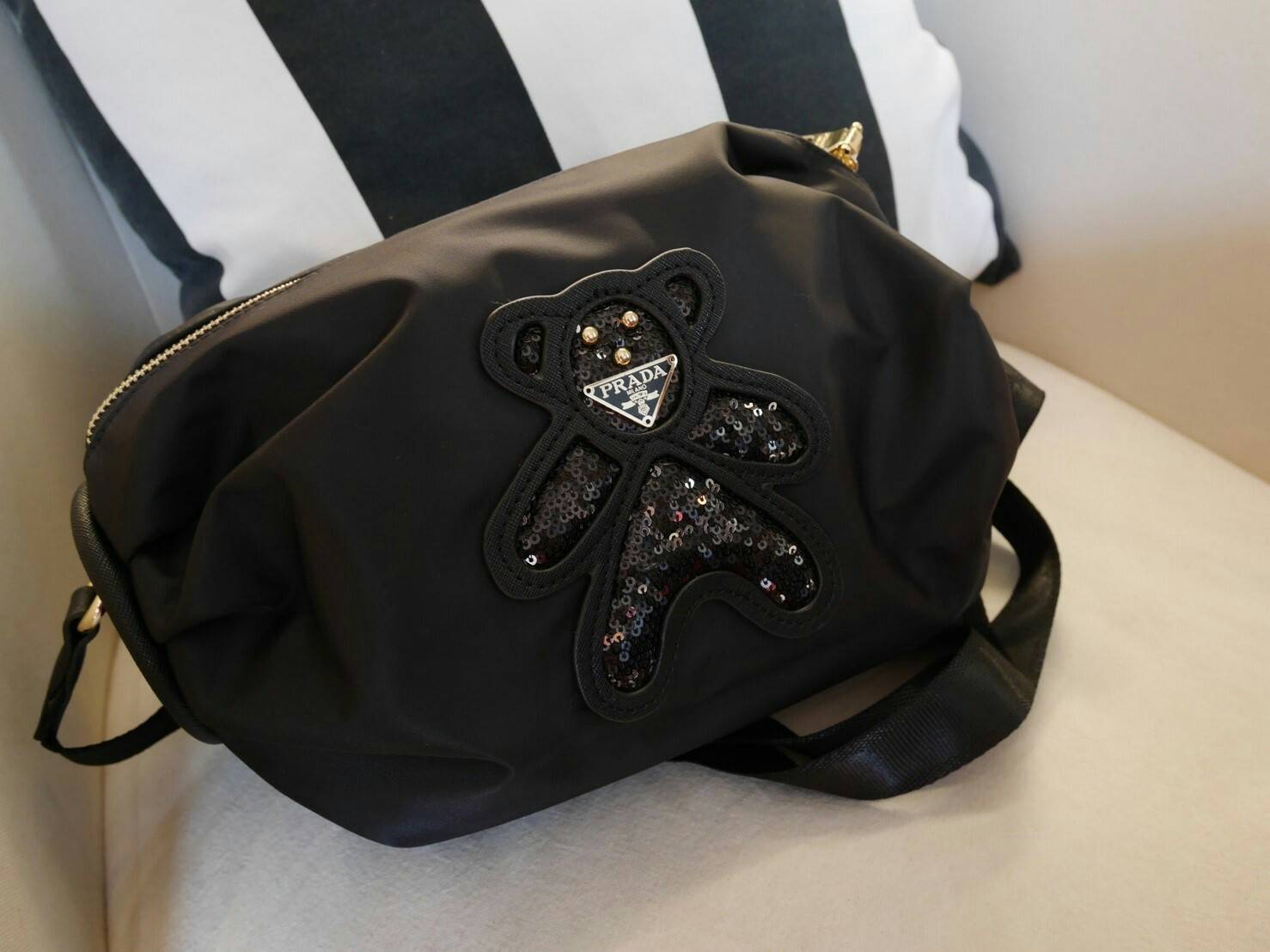 มาแล้วค้า! PRADA NYLON CROSSBODY BAG กระเป๋าสะพายพรีเมี่ยมกิ้ฟจากเคาน์เตอร์ต่างประเทศ Limited edition วัสดุ Nylon เนื้อหนาคุณภาพดีตามแบบฉบับแบรนด์ ขนาดใหญ่ จุได้เยอะ น้ำหนักเบา ด้านหน้าเป็นลายหมีปั๊กกลิ้ตเตอร์โลโก้แบรนด์อะไหล่ทองหรู ภายในซับ Polyester 100