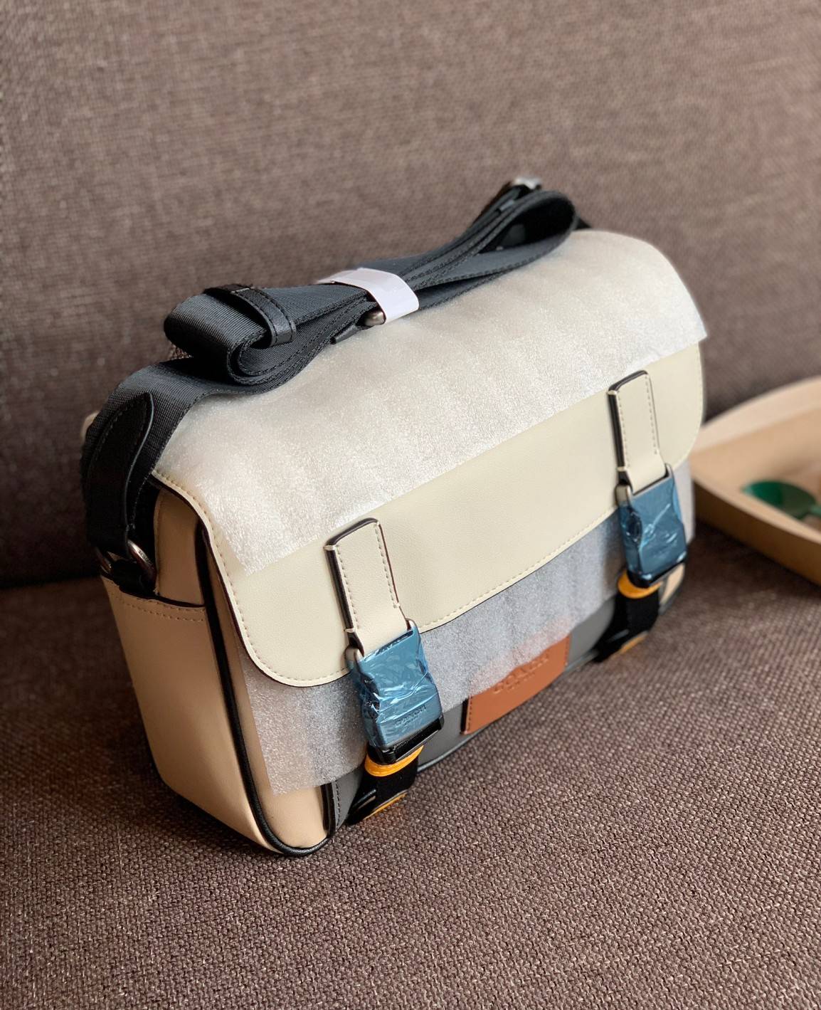 ไม่มีถือว่าพลาดมากๆ สำหรับรุ่นนี้ ใหม่เอี๋ยมเลยค่าา😘 COACH TRACK CROSSBODY IN COLORBLOCK ((4141//4021)) พร้อมส่งที่ไทย ใหม่ล่าสุดค่ะ! กระเป๋าสะพายครอสบอดี้ร์หรือสะพายข้าง หนังแท้ชั้นดีที่สุด หนังนิ่มสวยมากๆค่ะ ด้านหน้าเย็บป้ายหนังโลโก้แบรนด์ เปิดป