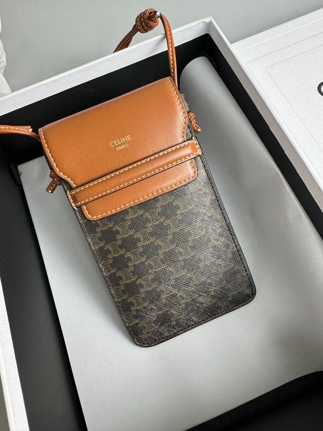 CELINE PHONE POUCH WITH FLAP IN TRIOMPHE CANVAS AND LAMBSKIN กระเป๋าใส่โทรศัพท์ เกรดท็อปออริจินอล 1:1 สลับแท้