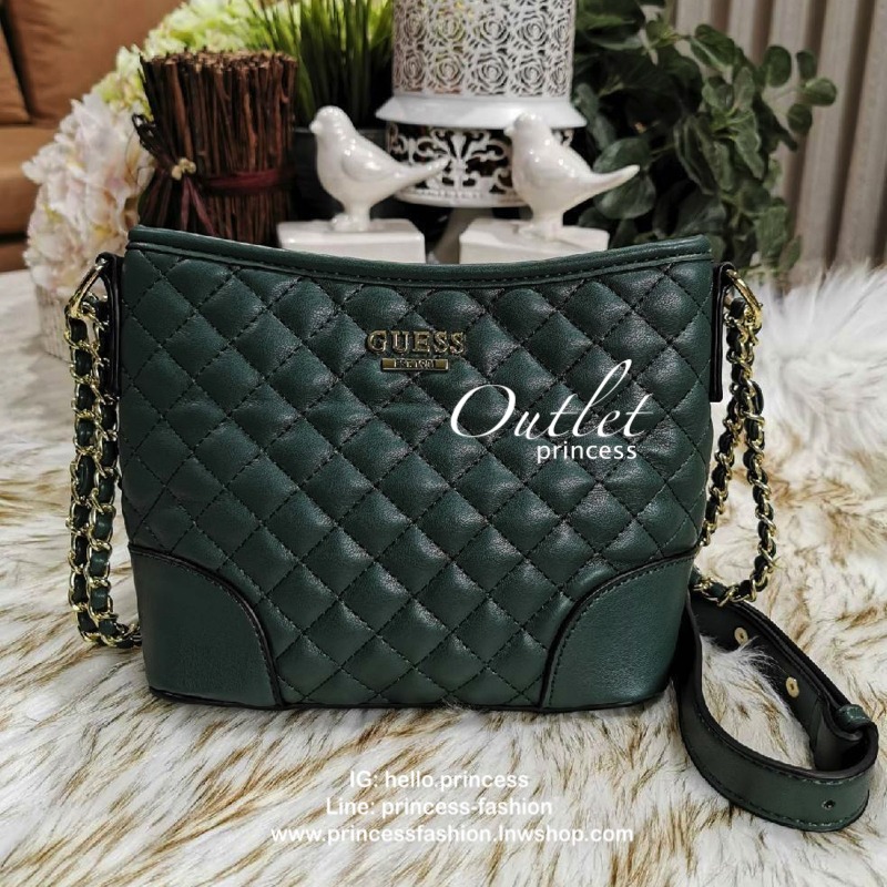 Guess Woman Factory Crossbody Bag กระเป๋าสะพายรุ่นใหม่ดีไซน์สวยหรูคลาสสิคจาก GUESS FACTORY วัสดุหนังเเกะสังเคราะห์เนื้อหนานิ่มลายตาราง เปิดปิดด้วยซิปสะดวกใช้ ด้านหน้ามีโลโก้ ภายในมีโลโก้ช่องใส่ของ และช่องซิป ใส่กระเป๋าสตางค์ใบยาว ของใช้ได้จุ มาพร้อมสายสะพ