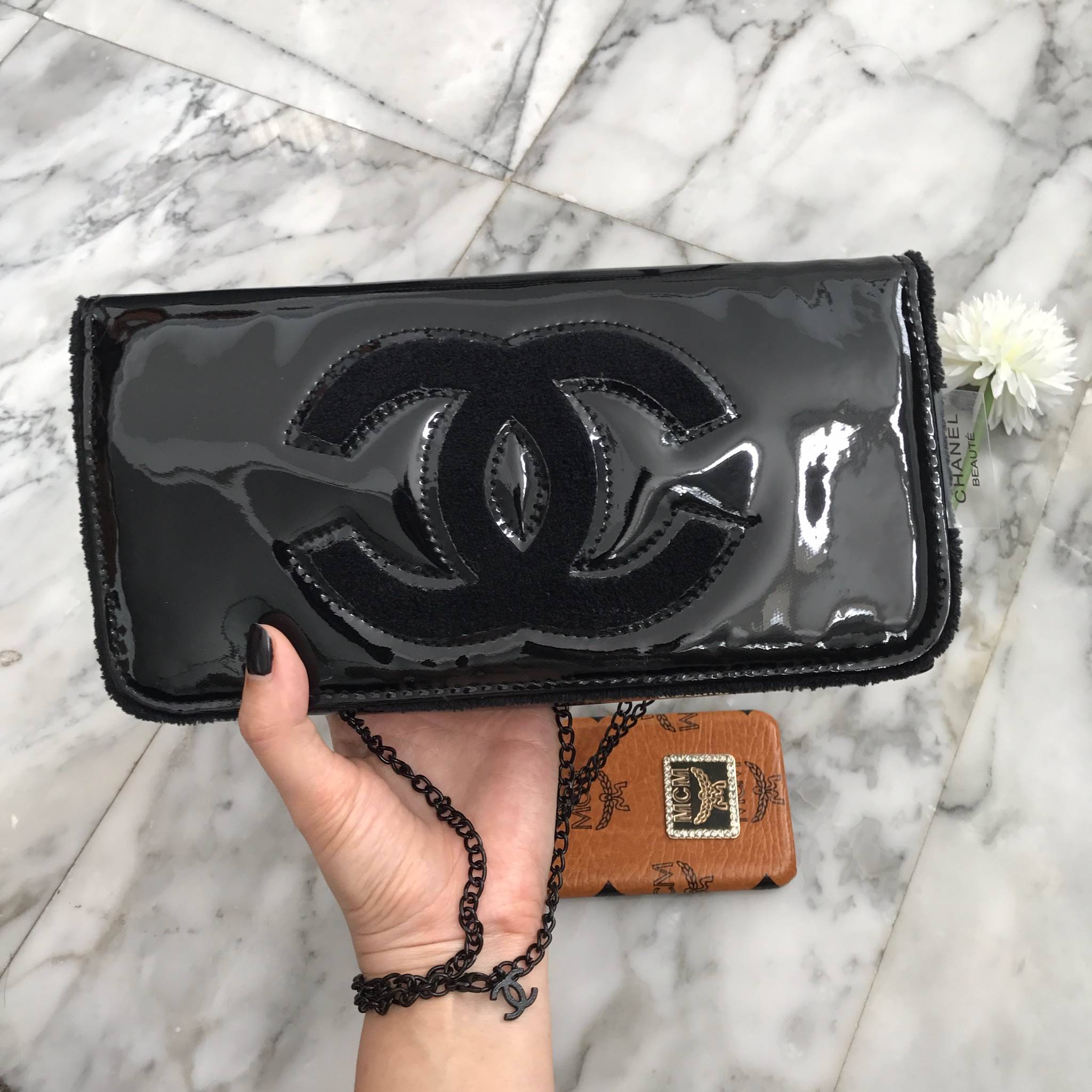 Best sellerแห่งปี! ต้องกดเลิฟให้ใบนี้เลย กระเป๋าclutch & shoulder bag งานพรีเมี่ยมกิ้ฟ จากเคาเตอร์ต่างประเทศ จากแบรนด์ Chanel เป็นกระเป๋าหนังแก้วเงา สวยหรู ตามแบบฉบับของแบรนด์เลย ตัวกระเป๋าขนาดกำลังดี ใส่มือถือได้ทุกรุ่น สามารถเก็บสายถือเป็นคลัชออกงานได้ค