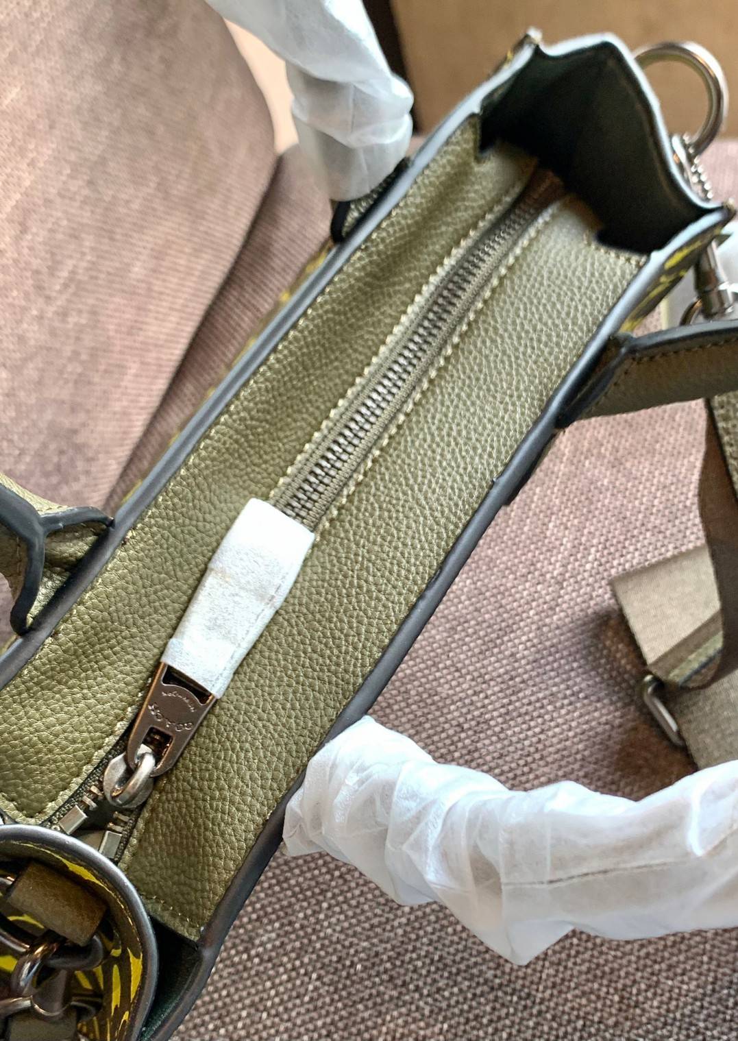 COACH COLORFUL GOTHAM TOTE SIGNATURE ((CA814)) รุ่นนี้ใช้ได้ทั้งผู้ชายและผู้หญิง ขนาดกลางๆกำลังสวยเลยค่ะ ใหม่ล่าสุด ก่อนใคร! กับกระเป๋าที่รังสรรค์สีออกมาได้สดใส เรียกได้ว่าจัดเต็มในเรื่องสีมีเดียวค่ะ หนังแท้ ลายหนังสวย บวกกับโลโก้แบรนด์ทั้งใบที่ลงลายสีได้