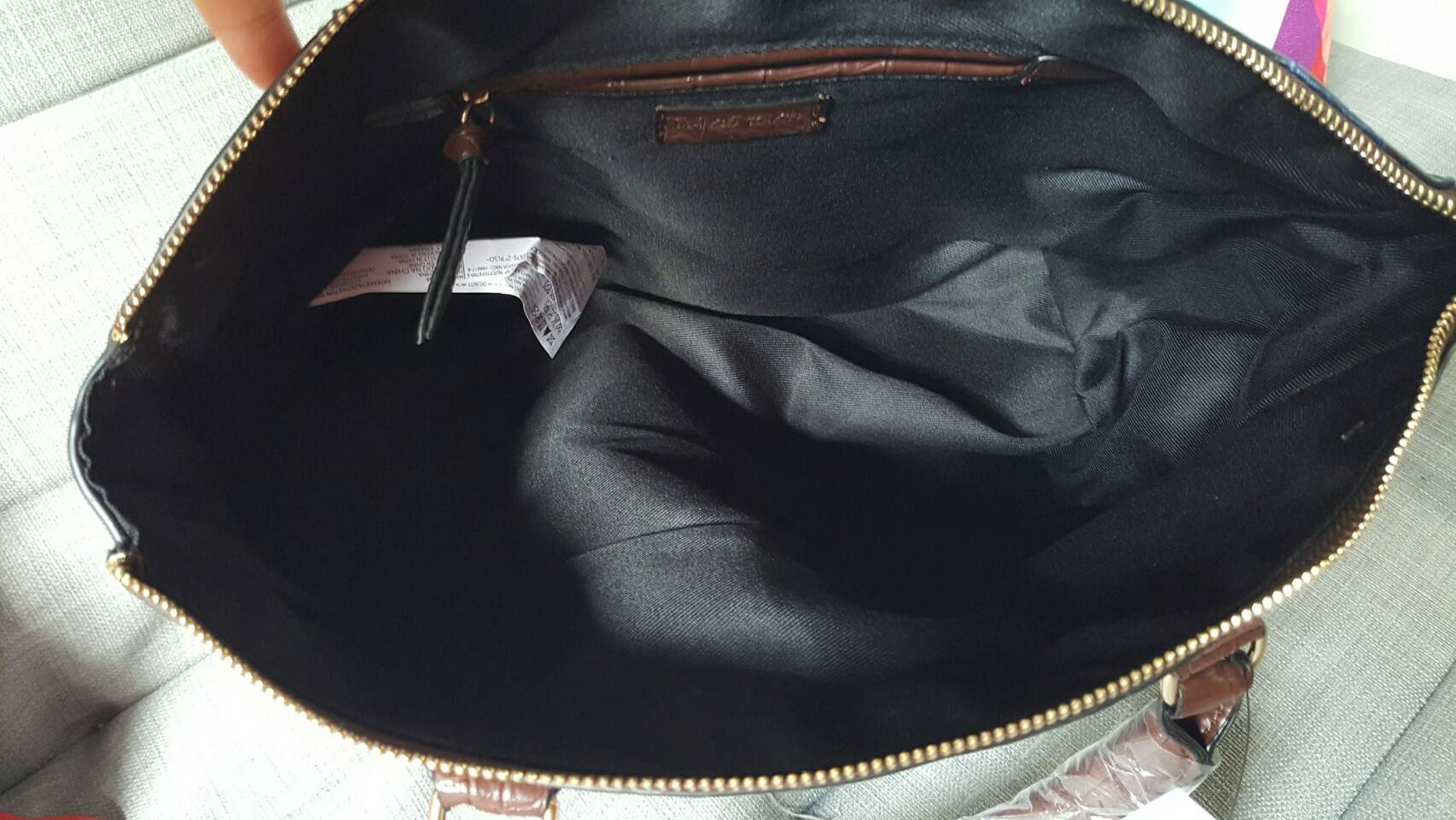 Mango touch croc tote bag กระเป๋าสะพายสุดคลาสิค ทรงสุดหรู New Collection ยี่ห้อ MANGO TOUCH แท้ รุ่น Croc Tote Bag วัสดุหนังลายปั๊ม หนังจระเข้ ตั้งอยู่ทรงสวย อะไหล่ทองทั้งใบออกแบบหนังแบนเวลาวาง แต่งให้หรู ด้วยอะไหล่ทอง ทั้งใบ มาพร้อมสายสะพายยาวปรับได้ค่ะ 